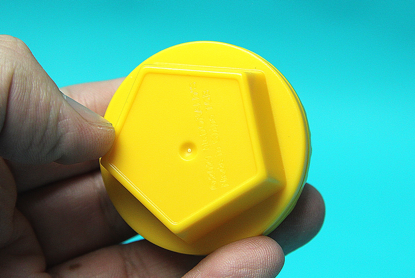 黄色の謎のパーツ。裏返してみると