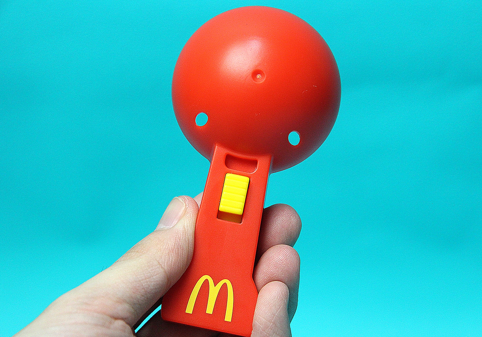 アイスクリームなどでお馴染みのディッシャーは赤色