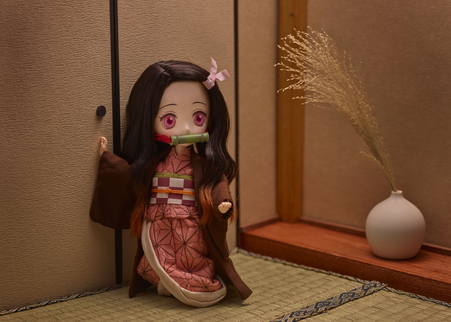 和室風の背景は、珠世の隠れ家でくつろいでいる禰豆子をイメージしているとのこと
