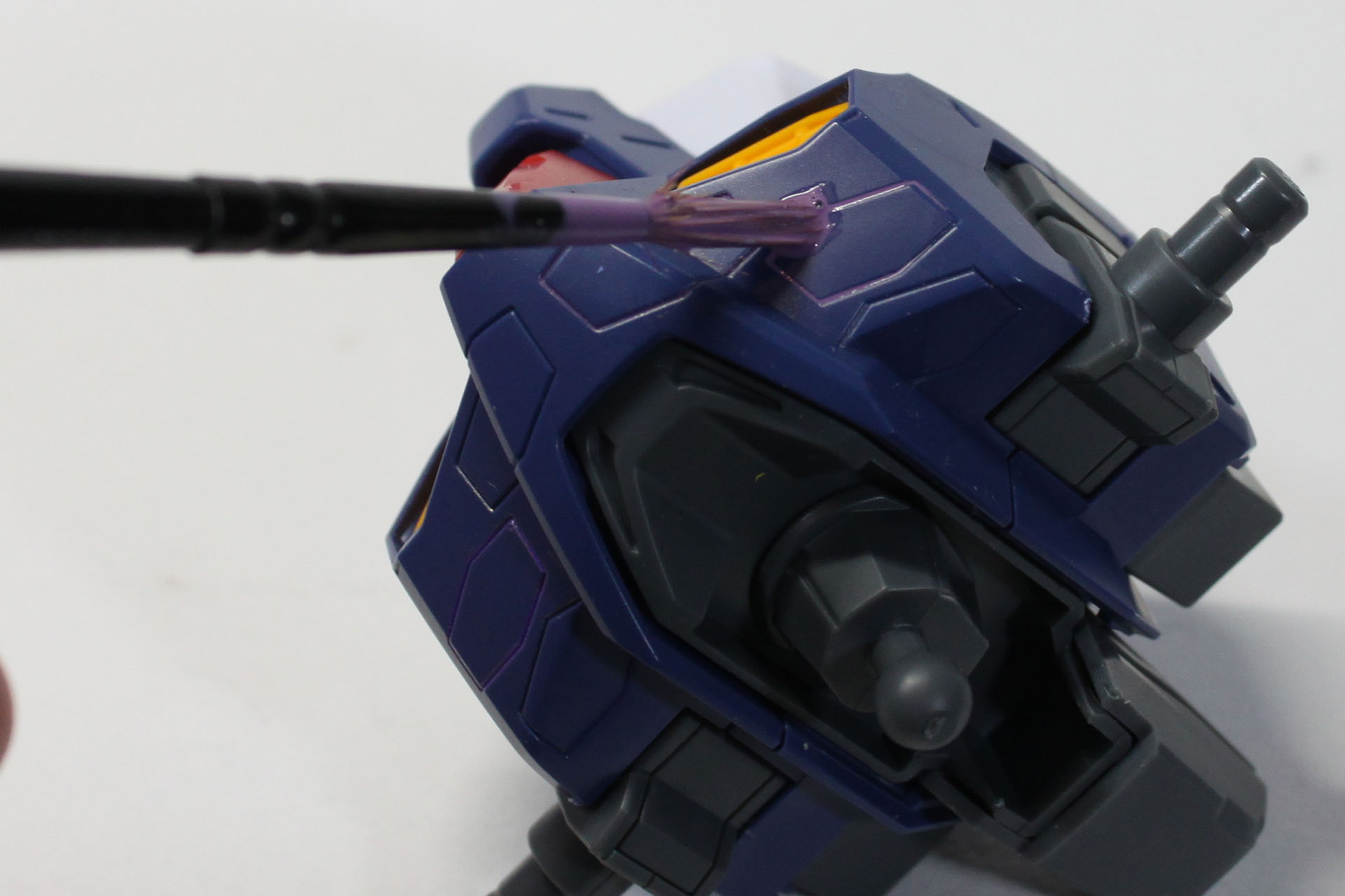 筆先をチョンと付ければ、塗料が流れてくれます