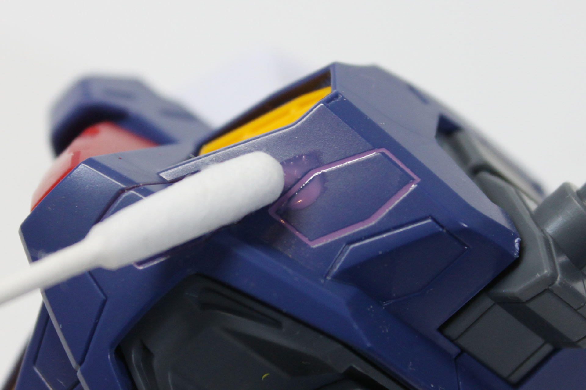 盛大にはみ出していますね。これを乾いてから拭き取るのは手間がかかります。そこで、乾かない今のうちに綿棒で少し吸い取っておきます。もっとも、こんなにはみ出させないで作業すればよいだけなのですが