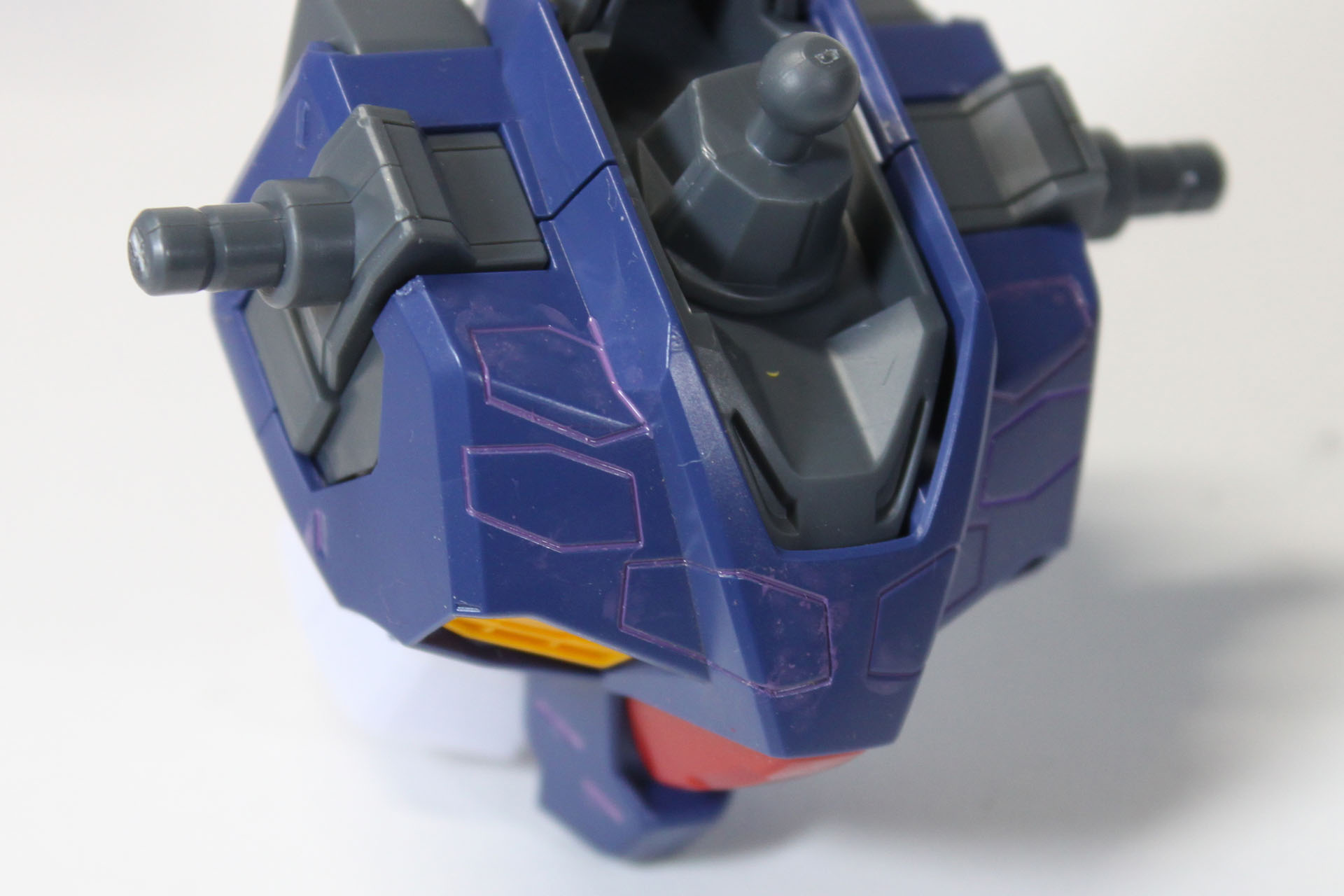 胸部の拭き取りの途中。汚いですね。はみ出しが多いとこういうことになります。とはいえ、作業的にはたいへんなものの、このあときれいに拭き取ることはできます