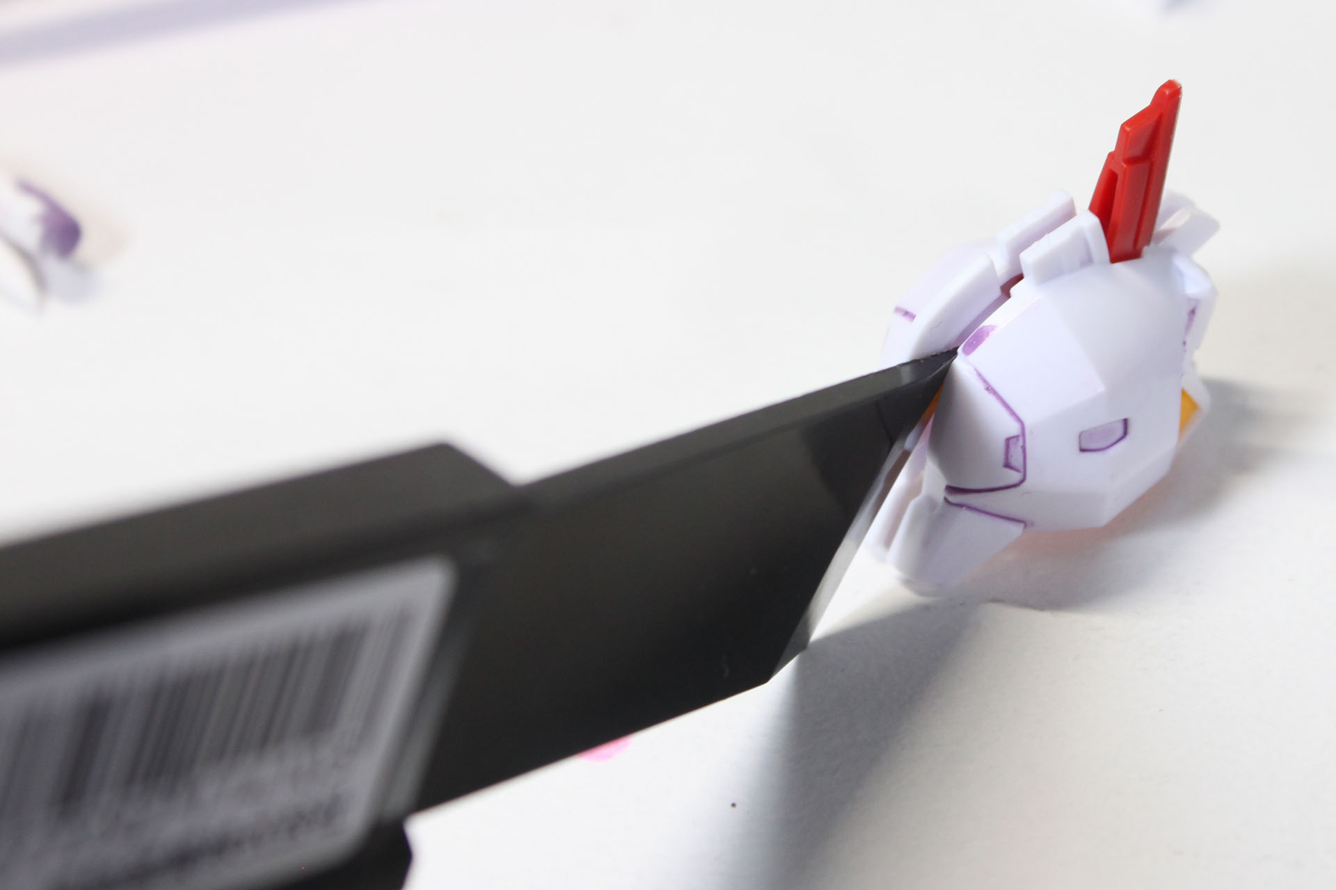 頭部の外装にカーボンスクレイパーを食い込ませて分解。カーボンとはいえ鋭いので怪我には注意です