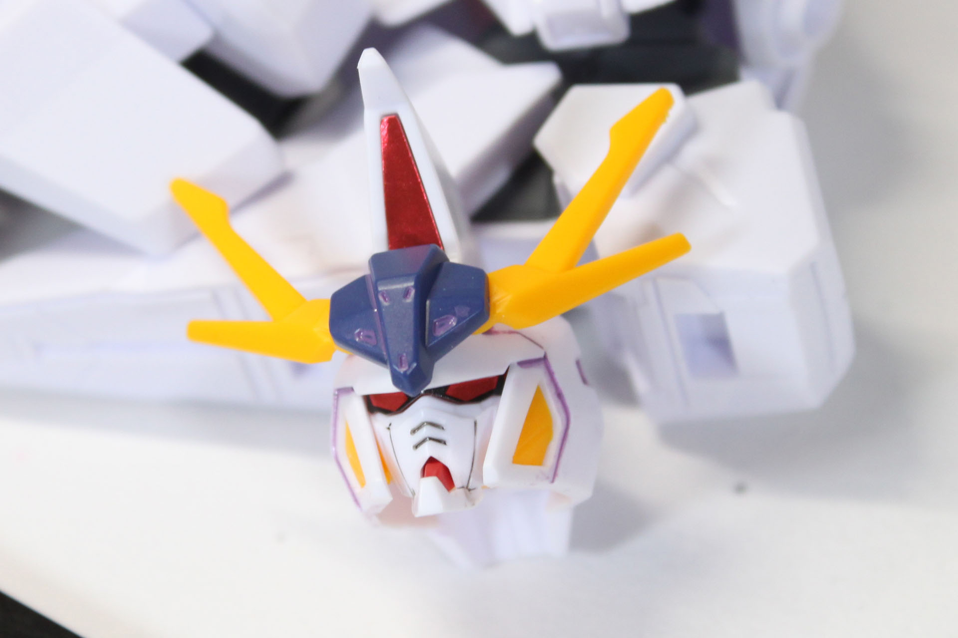 顔面のスミ入れが完成し、再度頭部を組み上げました。目は綺麗さを優先して、今回はシールを使いました