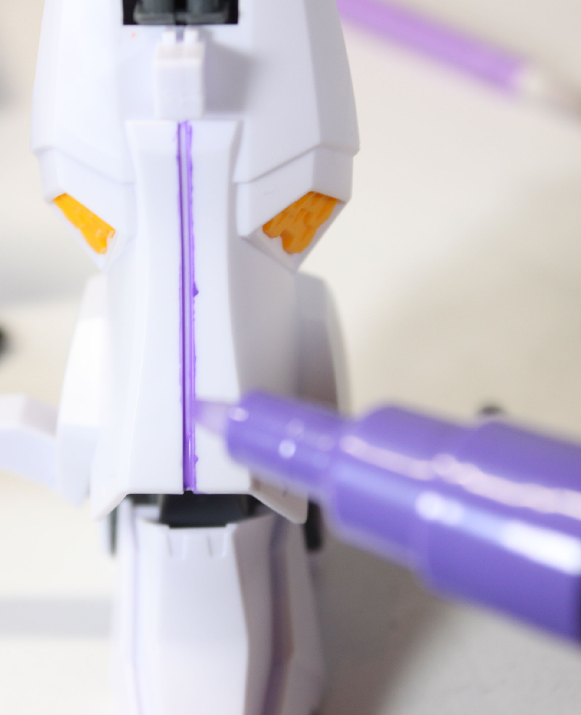 ガンダムマーカーで、モールドを塗ります。