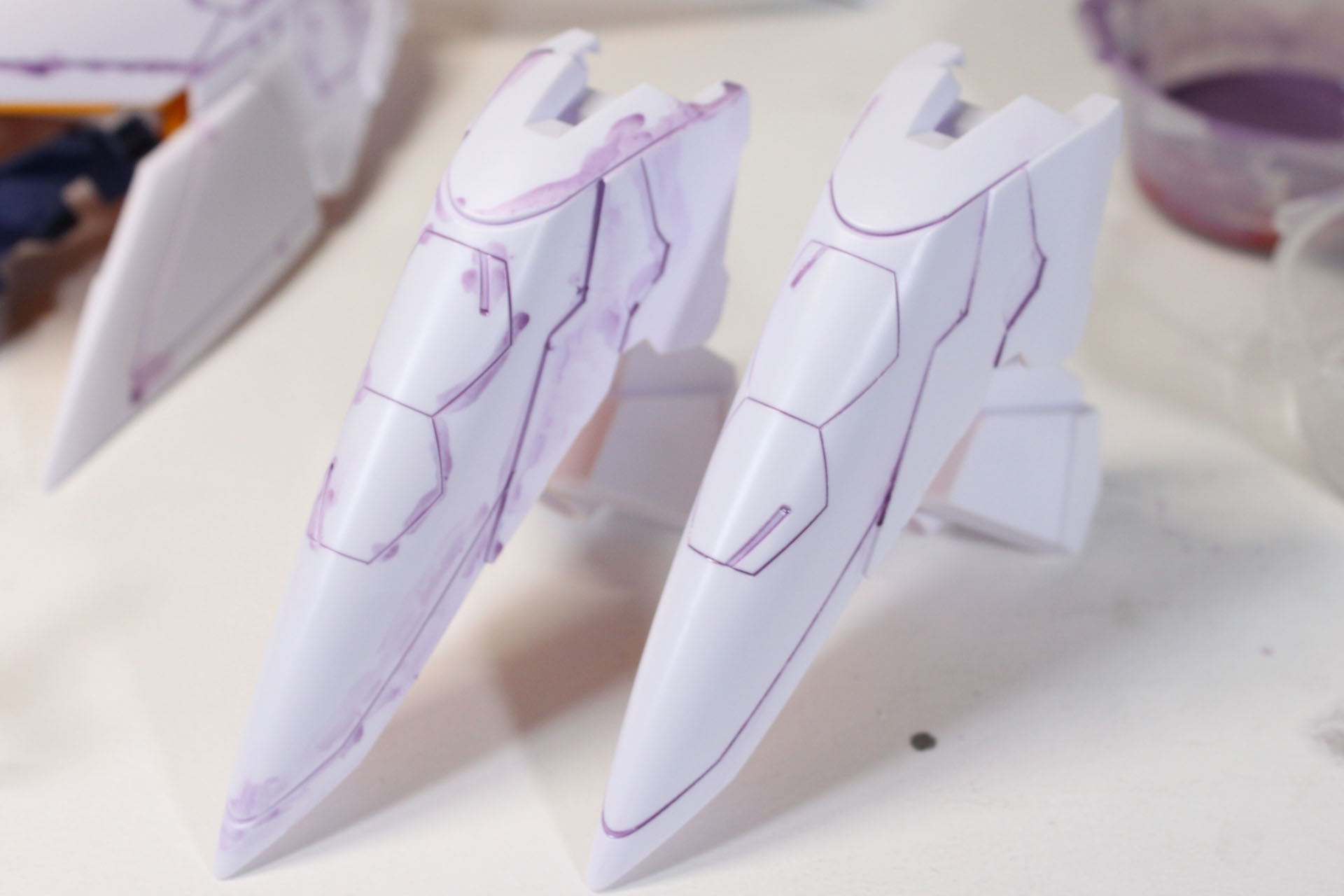 拭き取る前（左）と、拭き取った後（右）。紫の塗料の調整に失敗したのか、あまり毛細管現象でスミが入っていかなかったので、無理やり塗ったりもしました