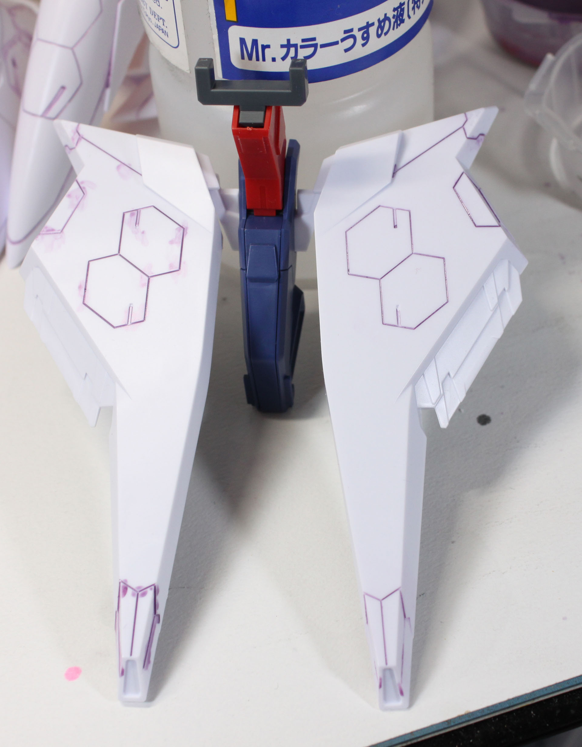 フロントアーマー。右が拭き取ったあとですが、六角形のモールドなど、拭き取りすぎている箇所もありますね。そのままでもまあ別にいいと思いますが、今回はあとでやり直しています