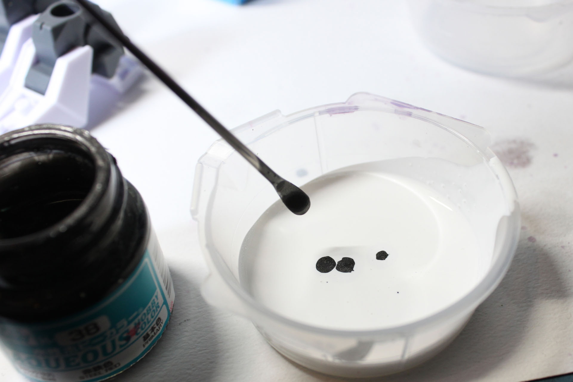 白に黒（実際には赤鉄色）を少量投入。黒は強い色なので、入れすぎるとあっという間に影響しますから、徐々に足していきます