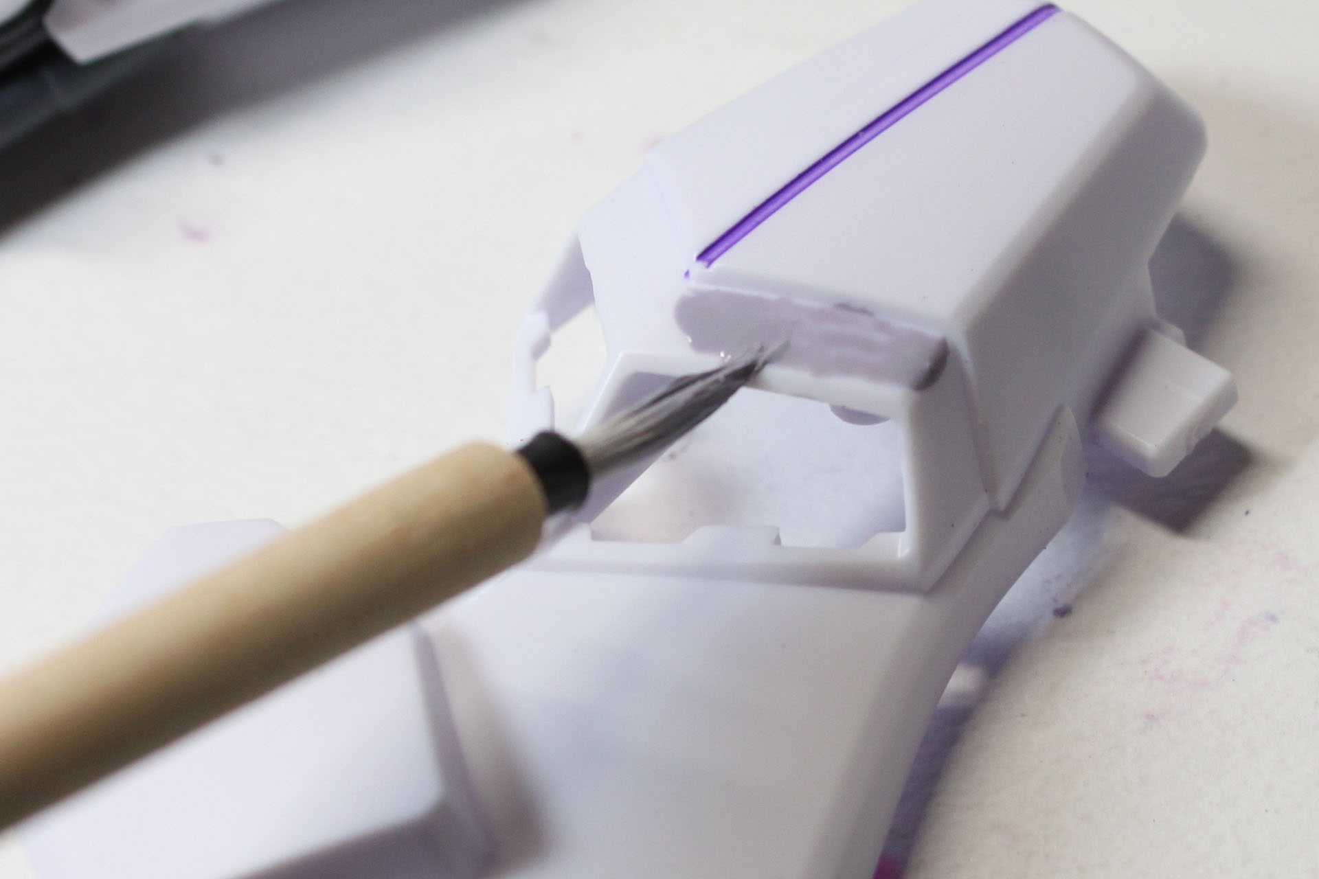 まずは脚部のダクト付近を塗装。慎重に慎重に、はみ出さないように塗りますが、まあ、はみ出してますね。というか逆に、はみ出しを怖がって上端が塗りきれていませんね