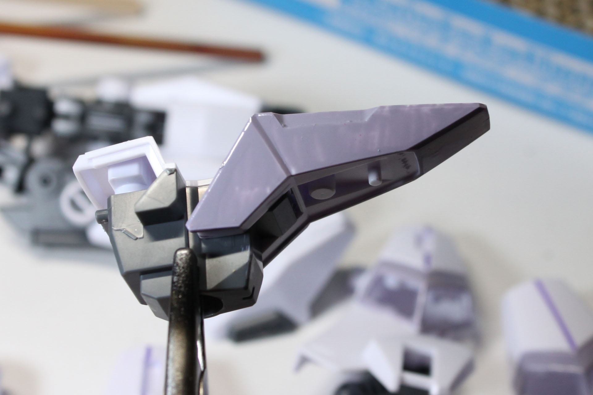 お次は足首のソール部分。ここは塗り分けがないので気がラクです。写真は平筆でざっと塗ったところ。このあと何回か塗り重ねます。ムラが気になっても、必ず乾いてから塗り重ねてください