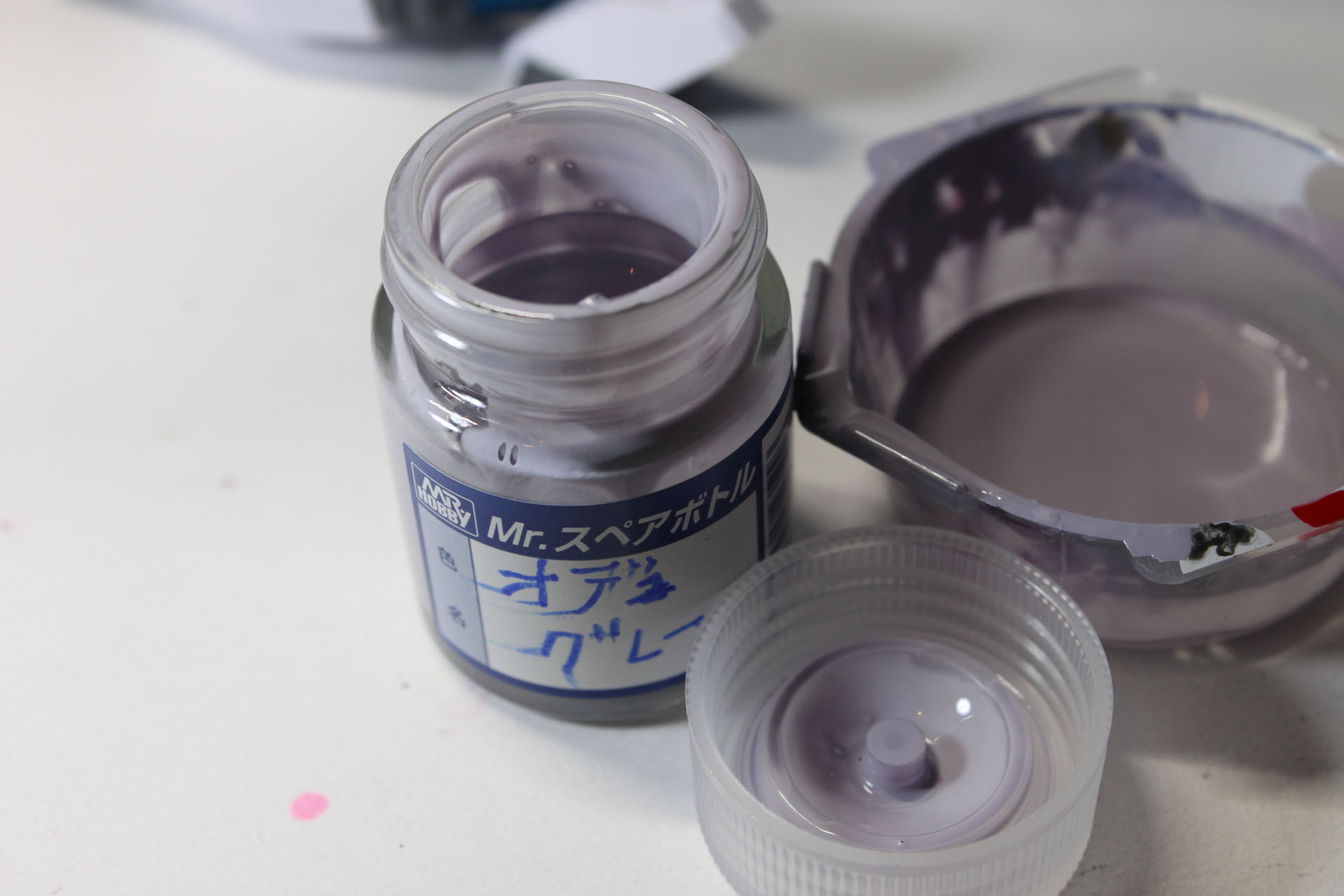 Mr.スペアボトル。これに調色した塗料を入れて保管します。ラベルには、オデュッセウスガンダムのグレーということで「オデュグレー」と書いておきました