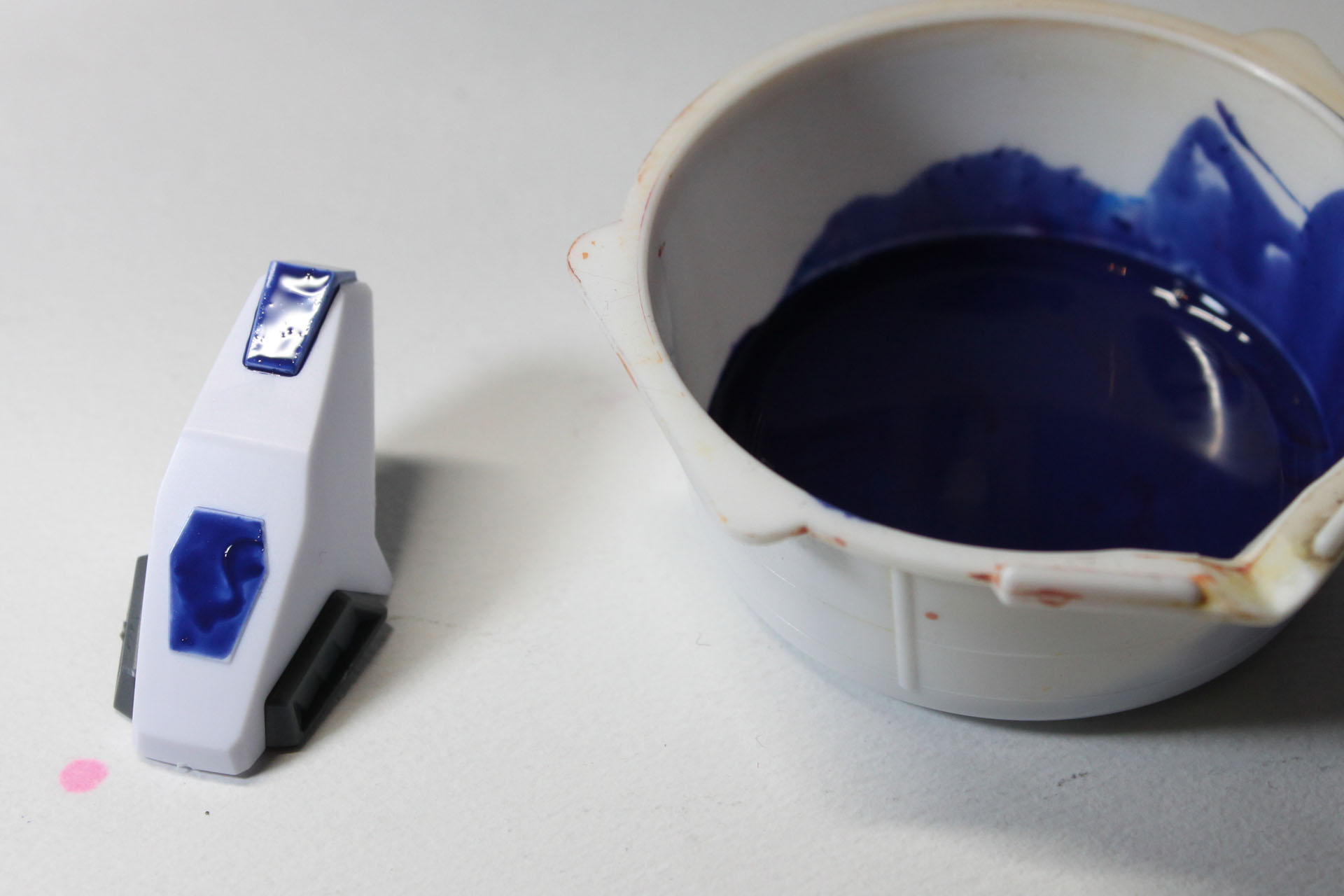 ヒザのモールドに青を塗装。写真ではムラムラになっていますが、このあと塗り重ねて（ある程度は）均等な塗面になりました