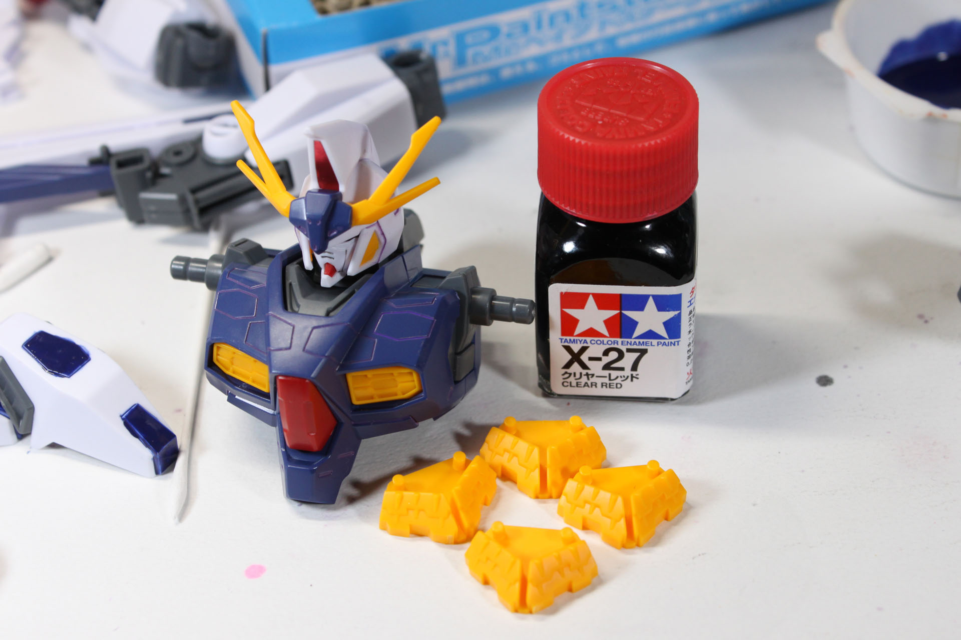 脚部の黄色いダクトとX-27番・クリヤーレッド。