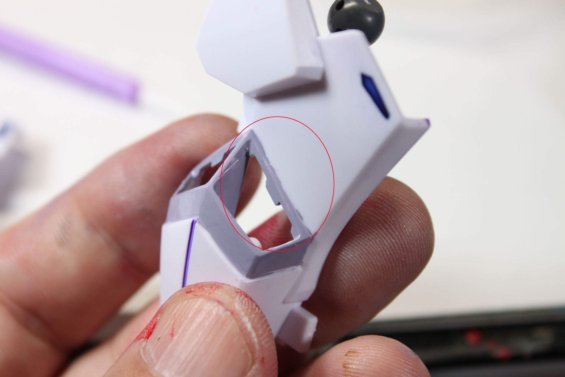 グレーの端っこが微妙にはみ出していてかっこ悪いですね。これ、けっこう目立ちます。そこで、スミ入れと同じく拭き取りましょう。