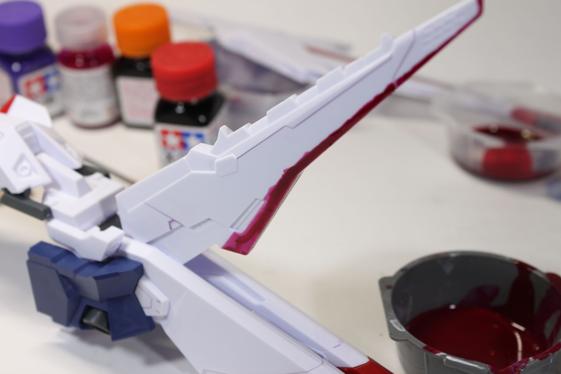 というわけで、まずは赤いラインを……。と、赤は実は、けっこう透けてしまう色でして、塗るのが難しいんですよね