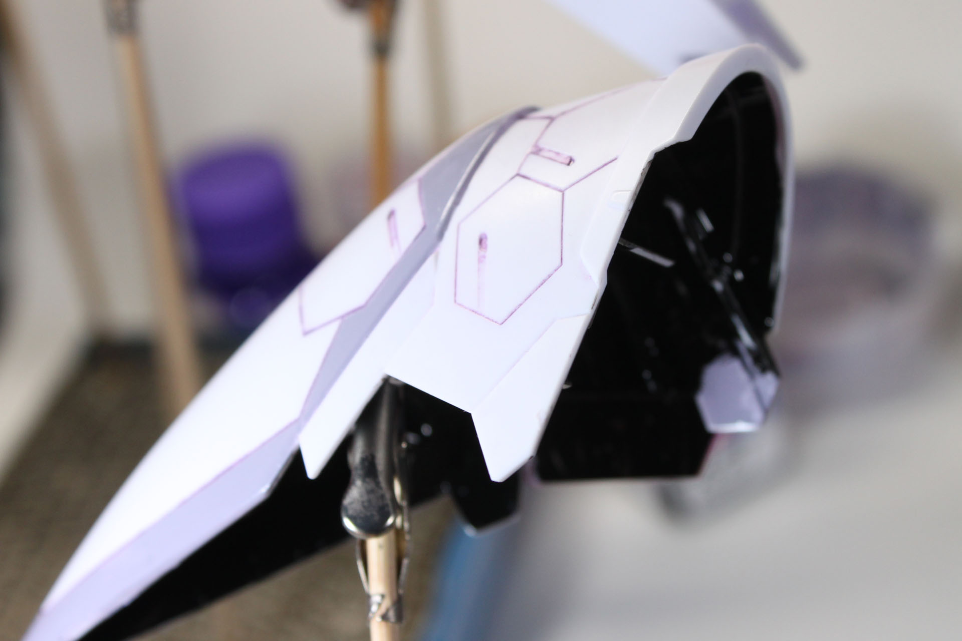 内側は真っ黒に塗装。これで、黄色いパーツが浮き出る感じになる……のか？