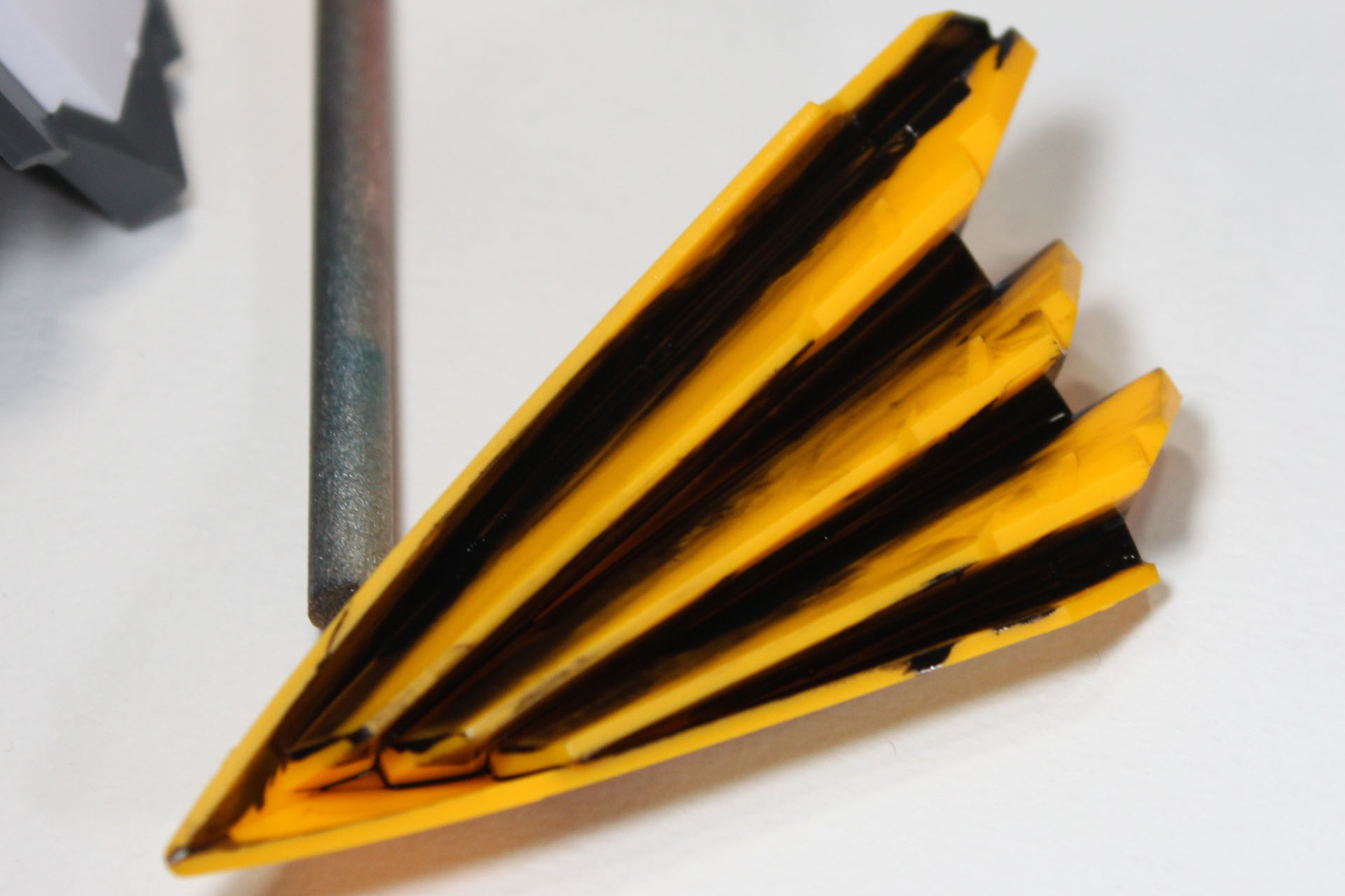 脚部も黒をグッチャリと。その後拭き取っていますが、まだまだ汚い。