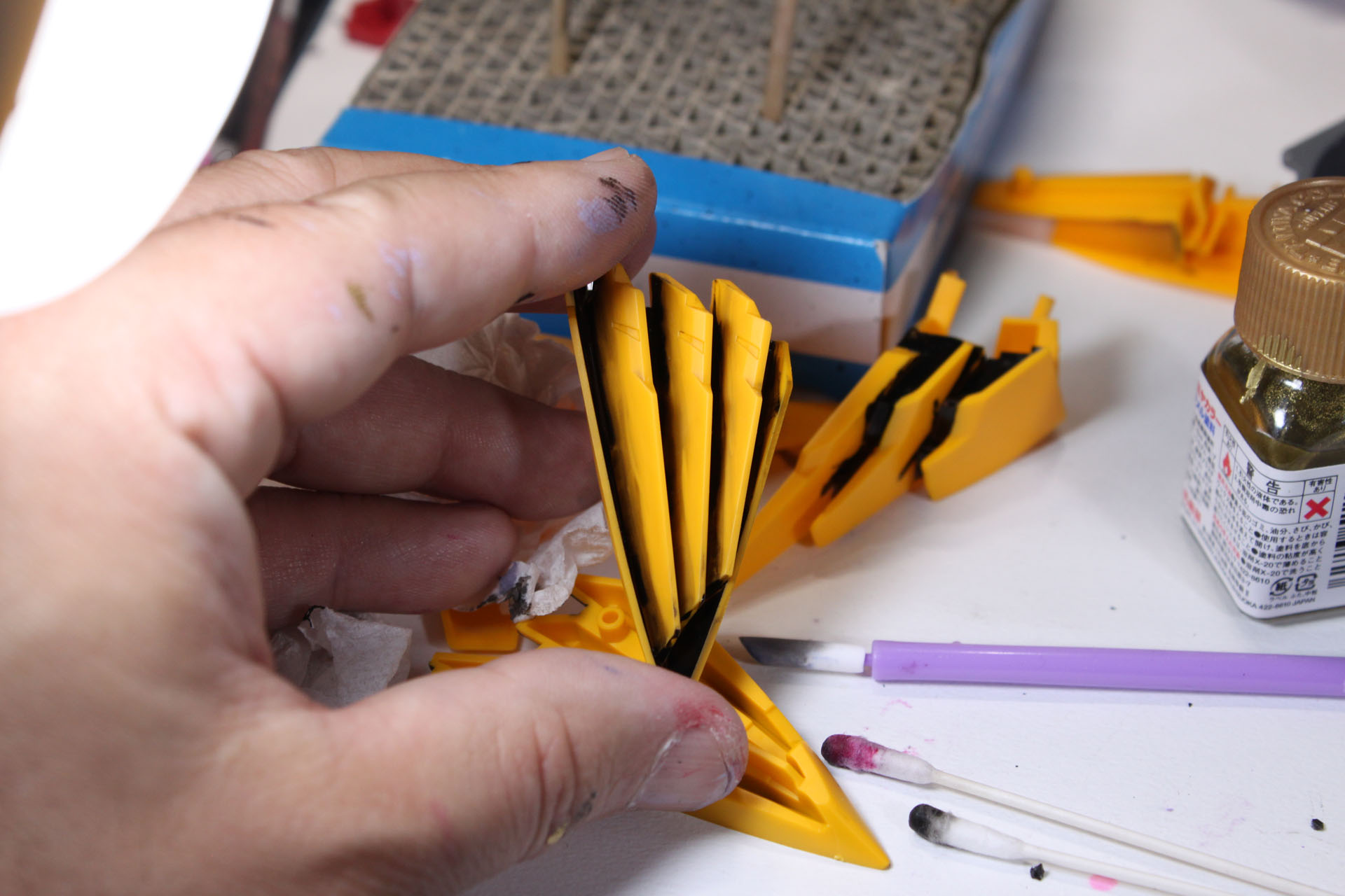 ふー。脚部は、かなりマメに拭き取ったので、どうにかなんとなく、影っぽい感じになりました。肩アーマーのグッチャリも、この後に拭き取り作業を行なっています