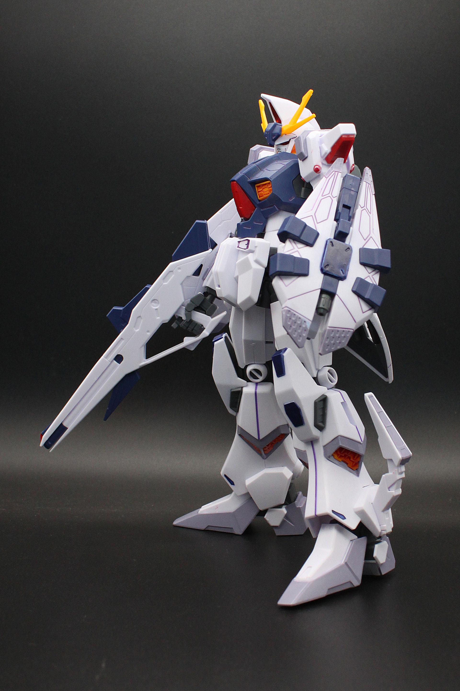 横から。シールドに関しては、前後端にグレーを、中央の突起に青を入れました