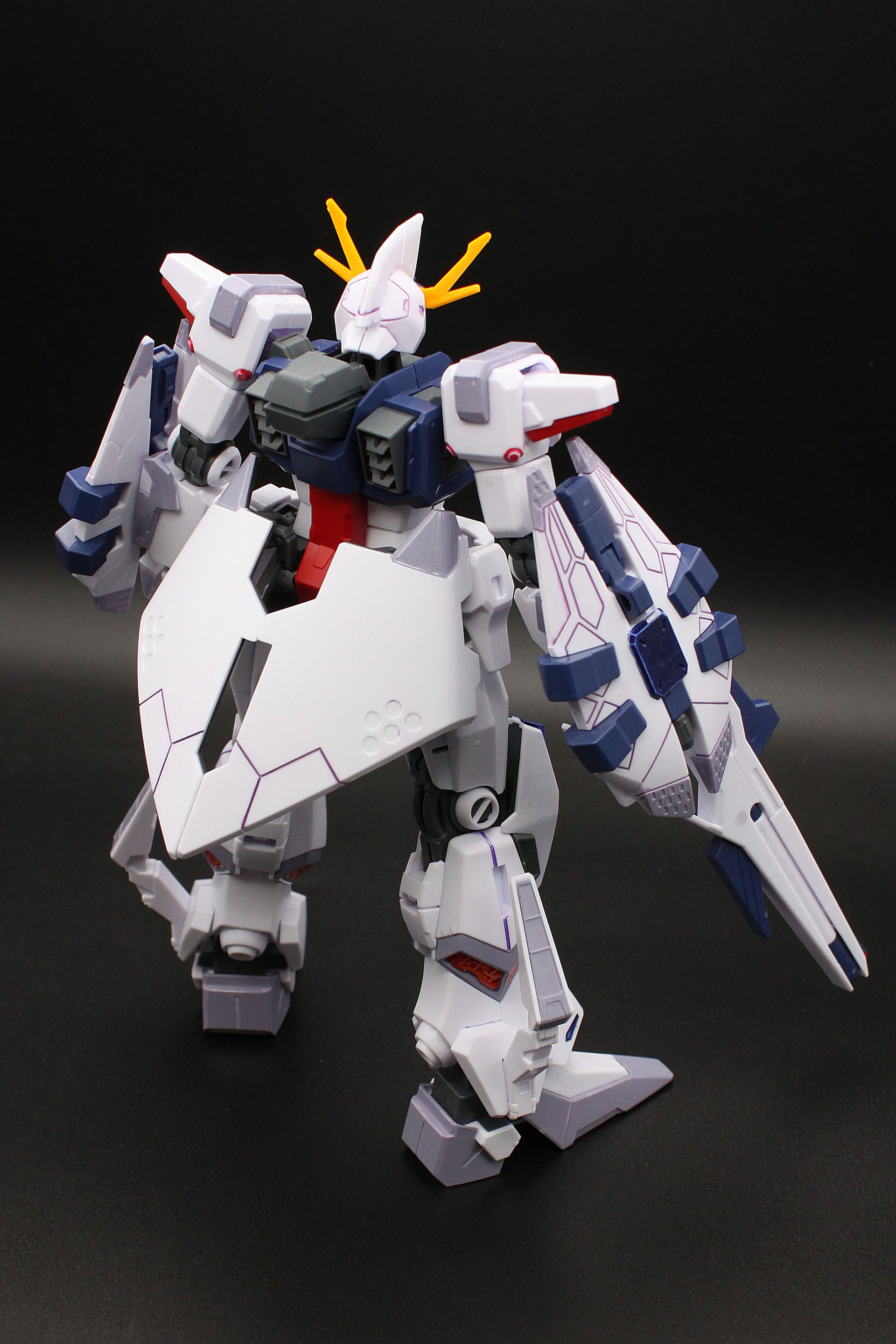 後方より。リアスカートの上端にもグレーを塗っていますね。リアスカートは、大面積のわりには表に出ない場所なので、思い切った色にしてみても面白かったかな、と思いました