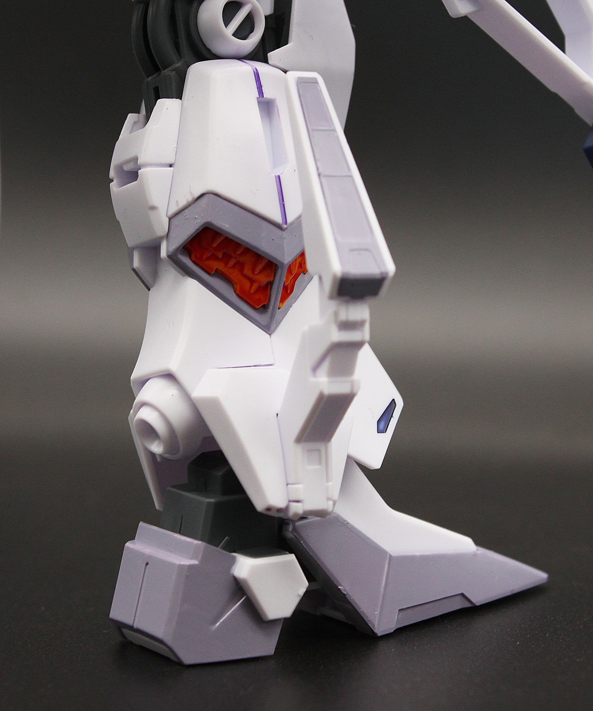 脚部。グレーで塗っている部分がわかると思います。スソ部分の凹んだモールドは、思いつきで青でスミ入れをしてみました。黄色いダクトに入れたクリアーレッドや紫のスミ入れとあいまって、にぎやかな印象になりました