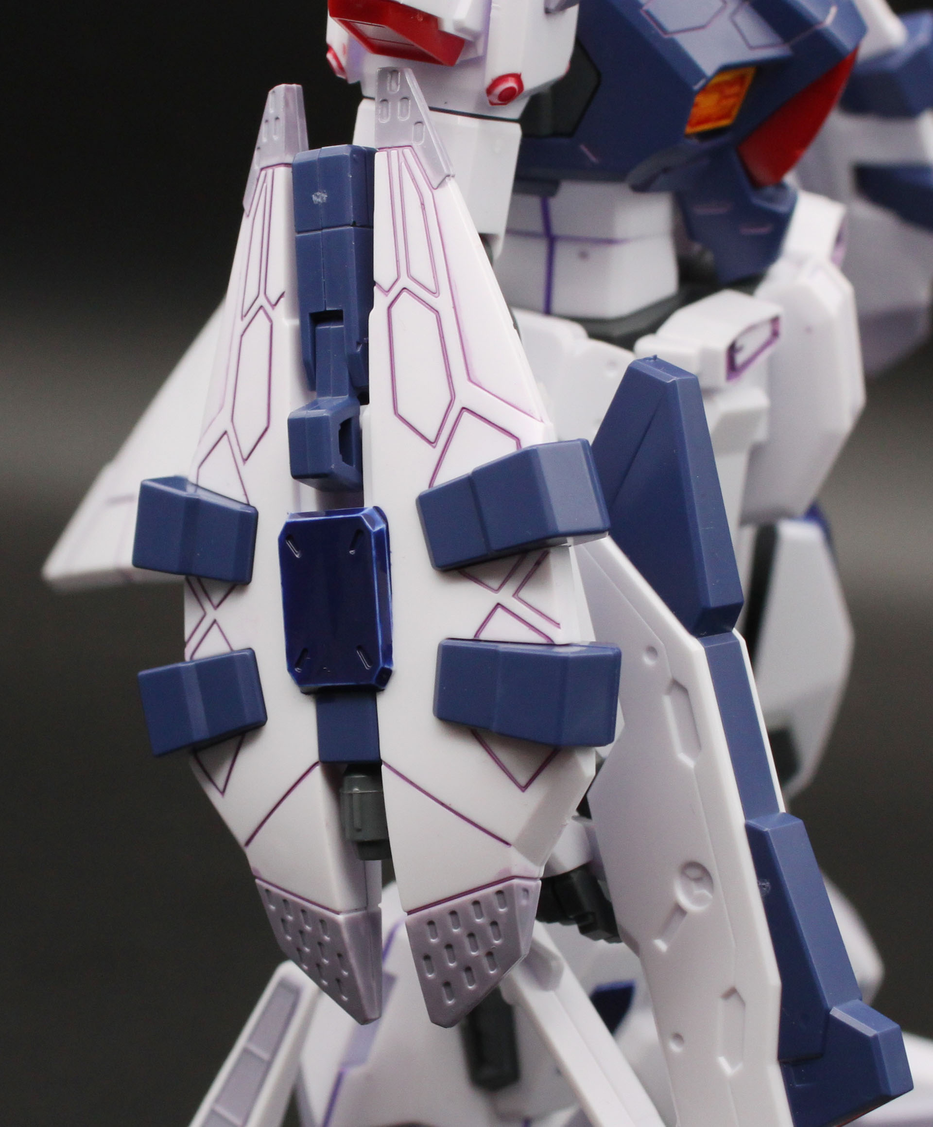 シールド。グレーと青、そしてスミ入れで、こちらも密度感が……というよりも、けっこう色むらがヒドいですね。ま、いいか