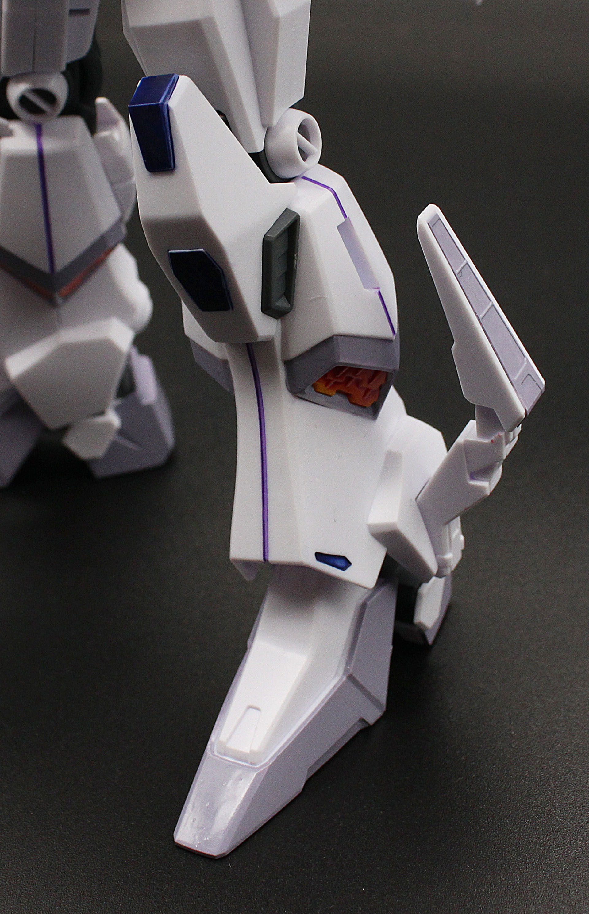 脚部。グレーで塗っている部分がわかると思います。スソ部分の凹んだモールドは、思いつきで青でスミ入れをしてみました。黄色いダクトに入れたクリアーレッドや紫のスミ入れとあいまって、にぎやかな印象になりました