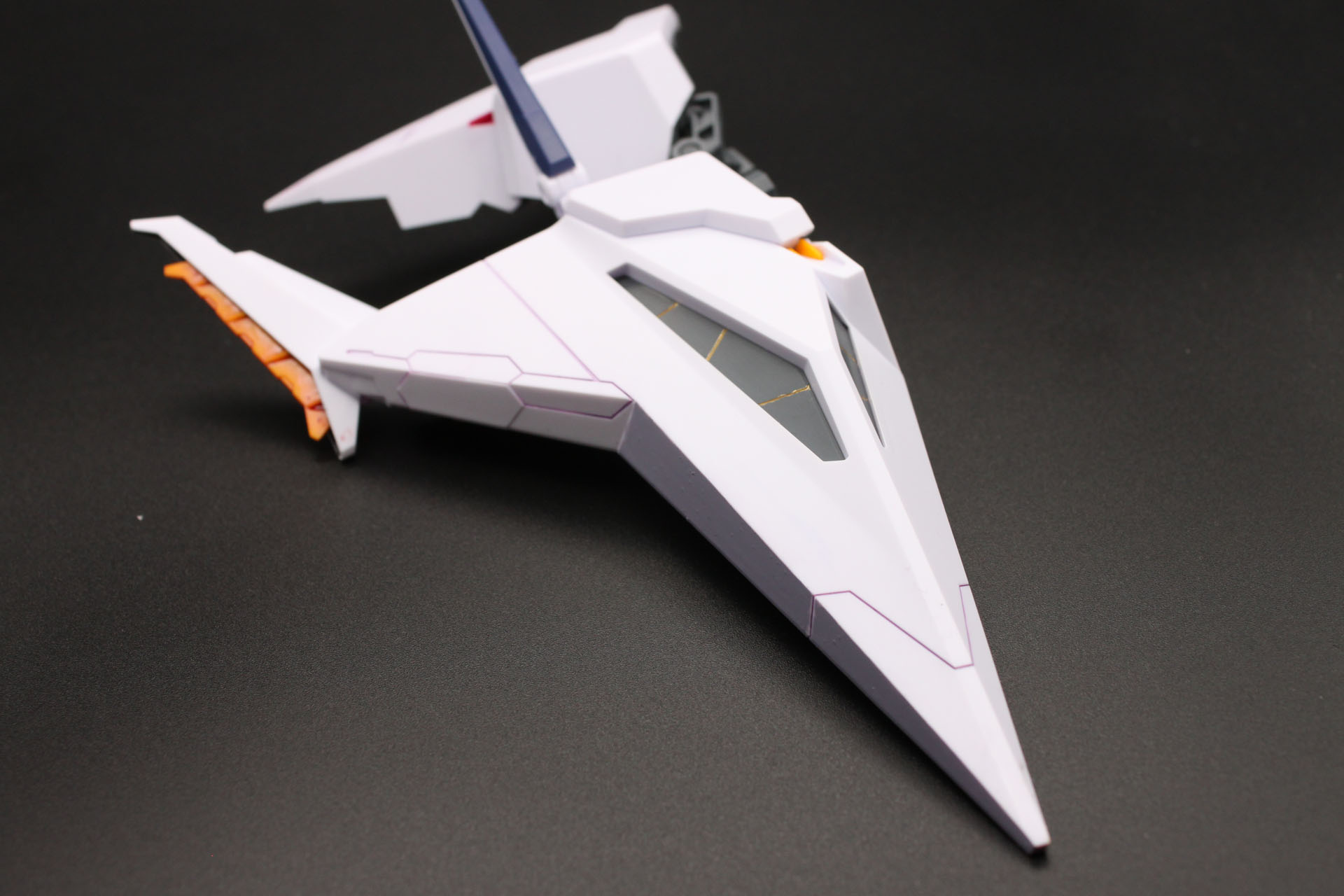 後ろの肩ユニット。金色のスミ入れは、やってよかったなと