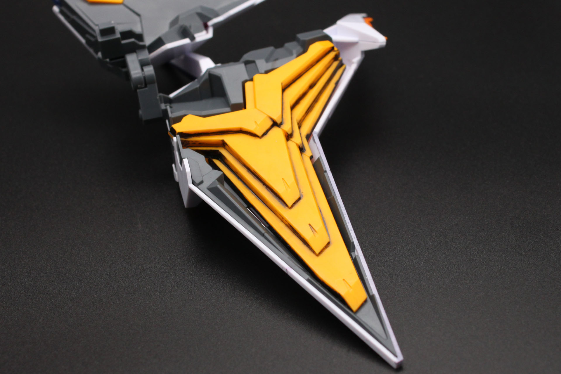 ユニット裏側の黄色いフィンです。あの悲惨な状態から、それなりに黒を拭き取ったのですが、これならばきっちりとメタルカラーなどで光っている感を出したほうが良かったかもと思いました。そういう仕上げを考えるのも面白いですよね。