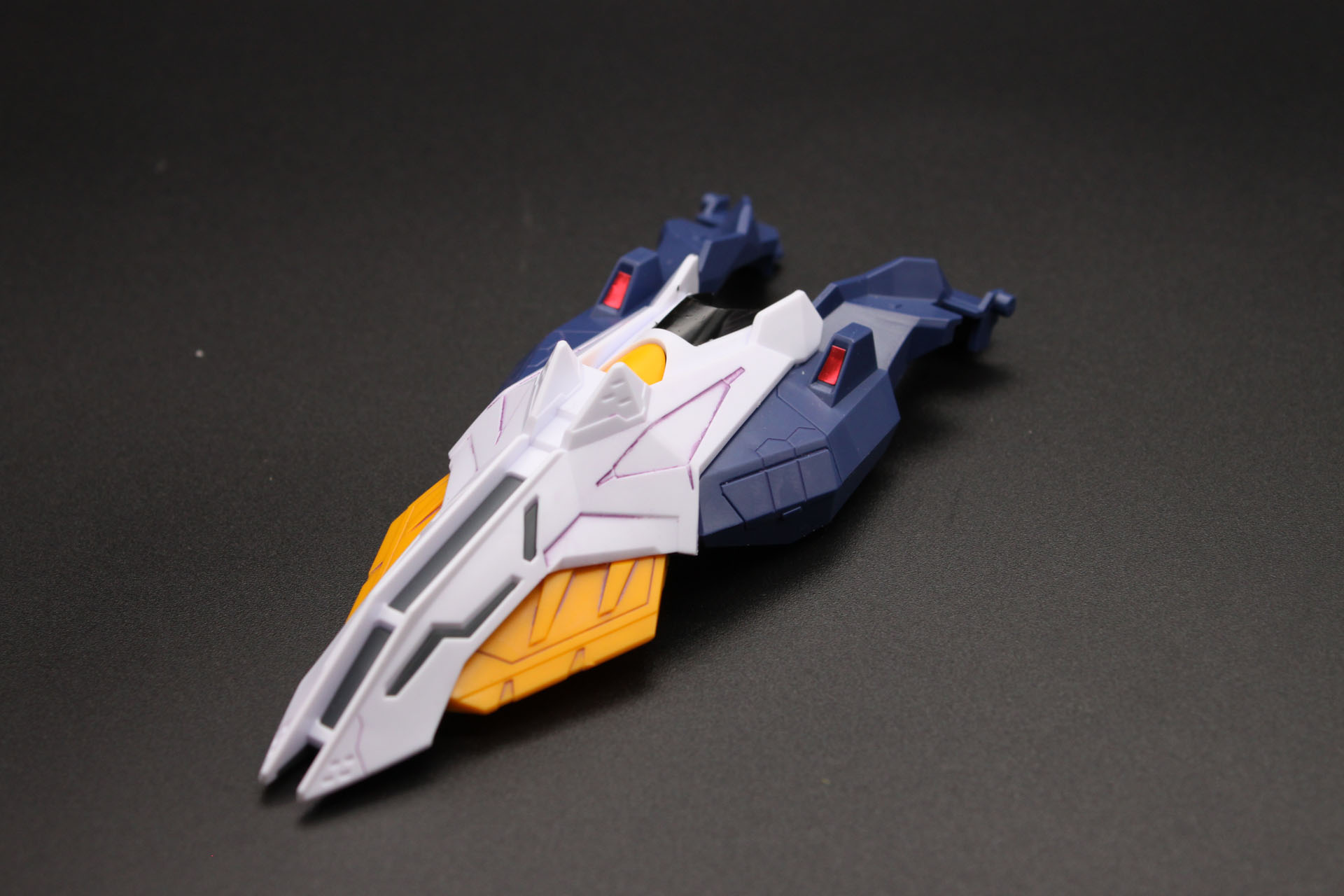 機首部分はほぼスミ入れのみですが、それでもけっこうディテールが細かい箇所なので、立体感が増しました。