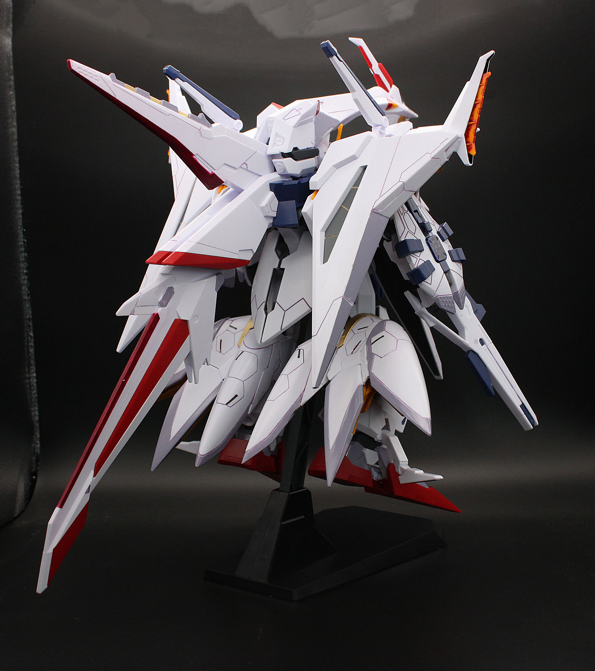 ちょっと下から。肩ユニットの側面も、グレーで塗装していますが、あまり目立たないかなと