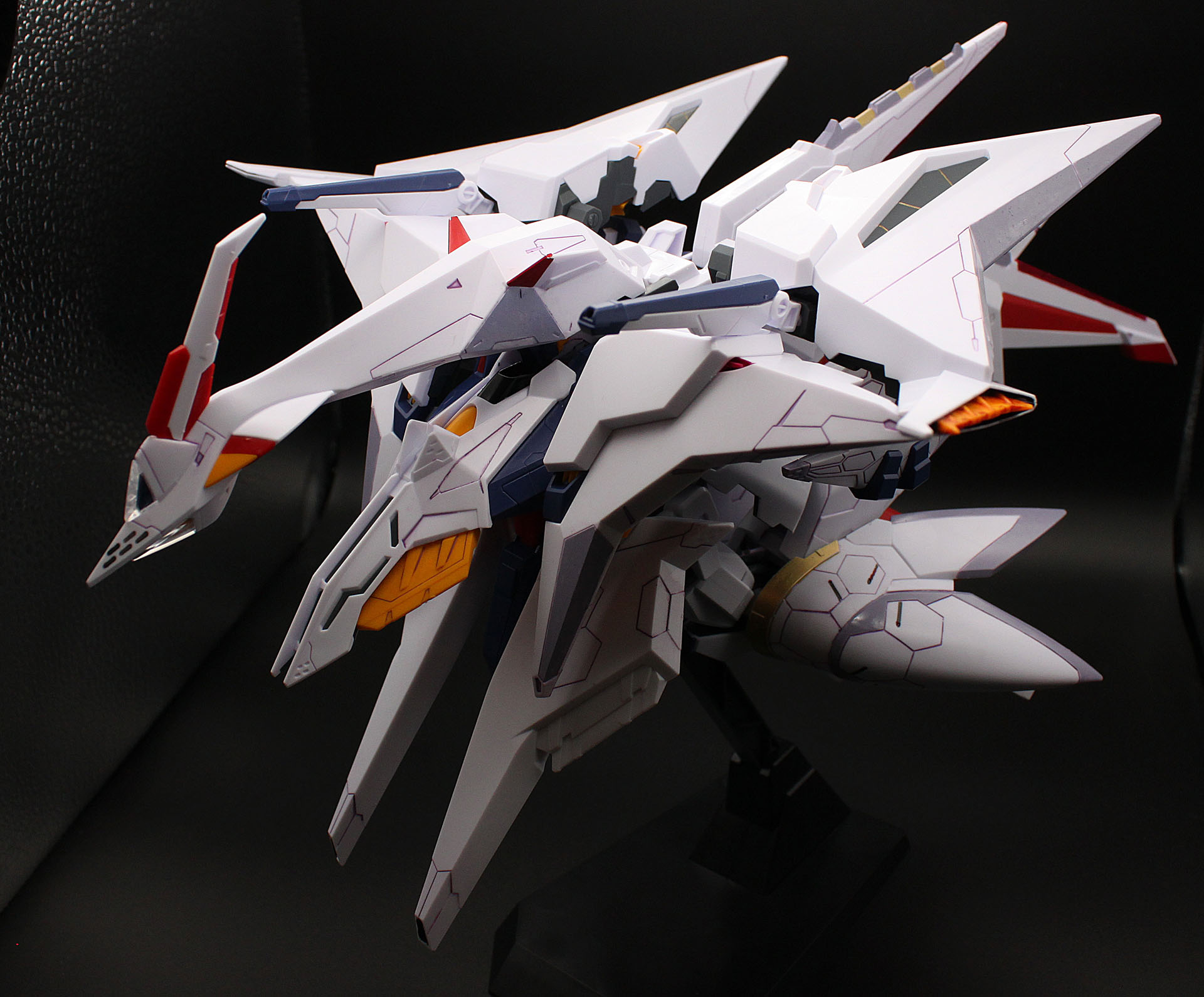 フライト・フォームを上から。機首の、首付根のグレーが影っぽくなったのは良かったなと。あの、一応言い訳をしますと、こうした自画自賛は必要なのですよ。そりゃあ他人に褒められれば嬉しいですが、素人だとなかなかそうもいかないので、まずは自分を褒めるのも、プラモデルの楽しみかなと。