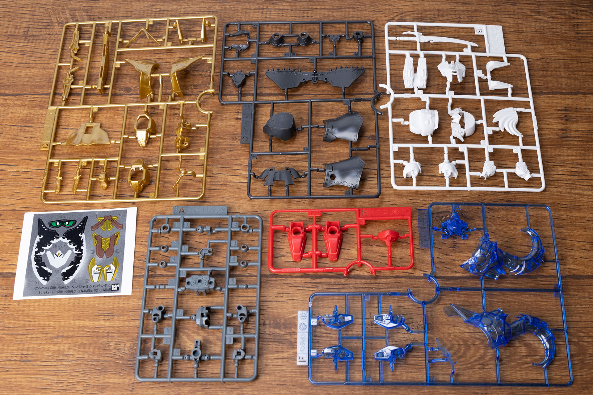 「SDW HEROES ベンジャミンV2ガンダム」に含まれるランナーと付属のシール。
