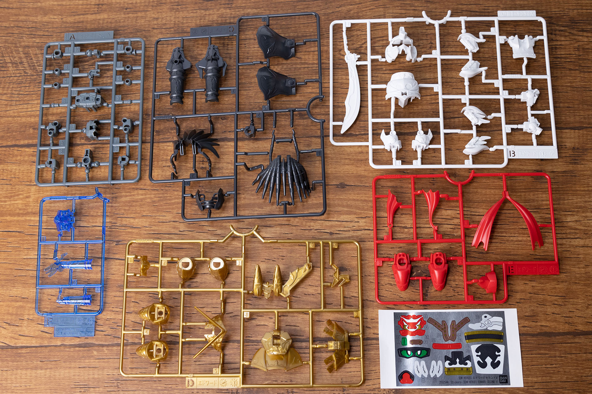 こちらは「SDW HEROES エドワードセカンドV」に含まれているもの。今回のキットは先行サンプルなので、パッケージやマニュアルはないが、商品にはそれらも含まれる。