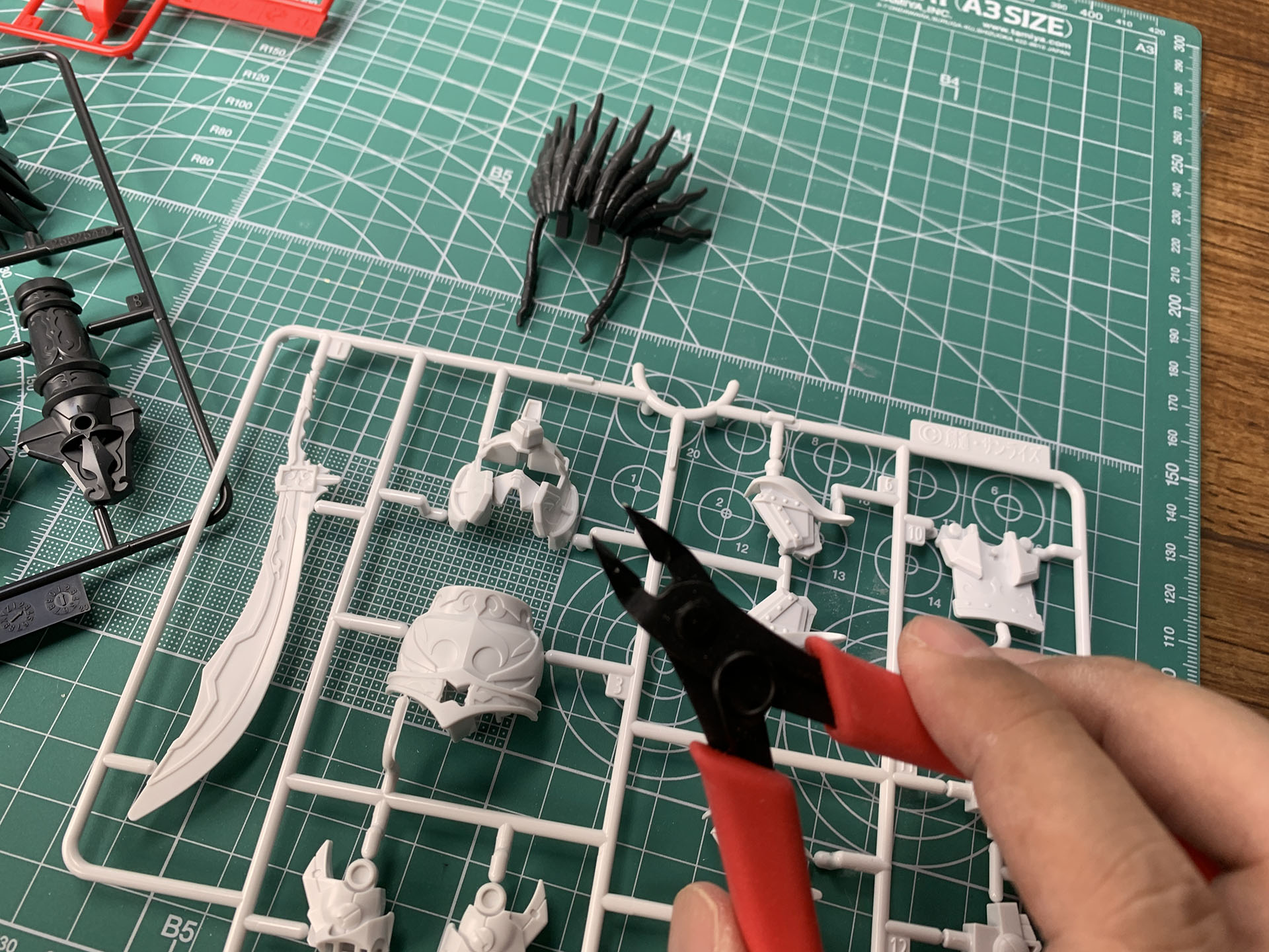 今回はニッパーを使用したが、パーツ自体は取りやすいので、道具がなくても問題ないだろう。