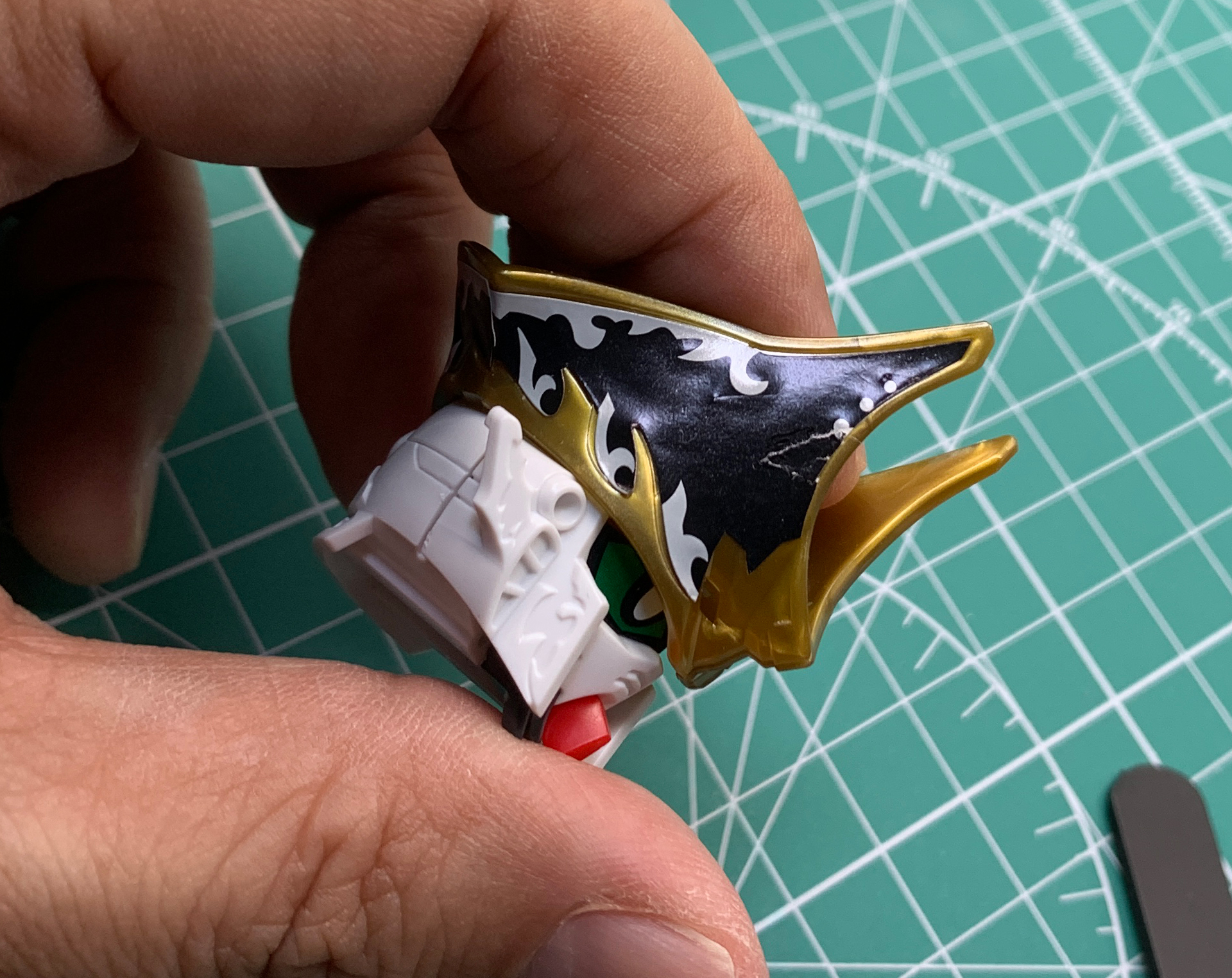 ベンジャミンV2ガンダムの帽子部分のシールを張り直すときに、一部切れてしまった。こうしたミスも起こりやすいので、気を付けたいところだ。