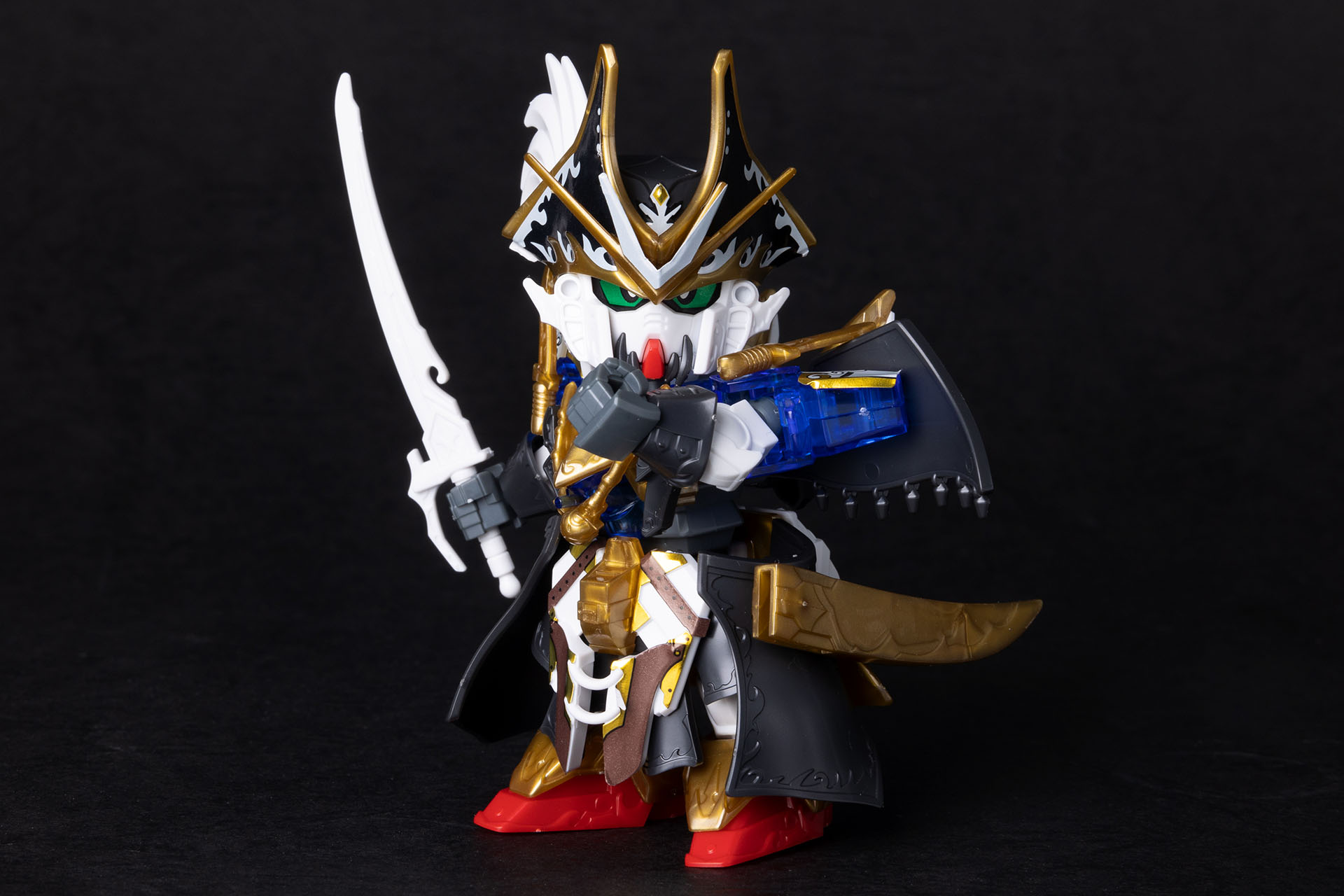 こちらは右手にサーベルを持たせたところ。