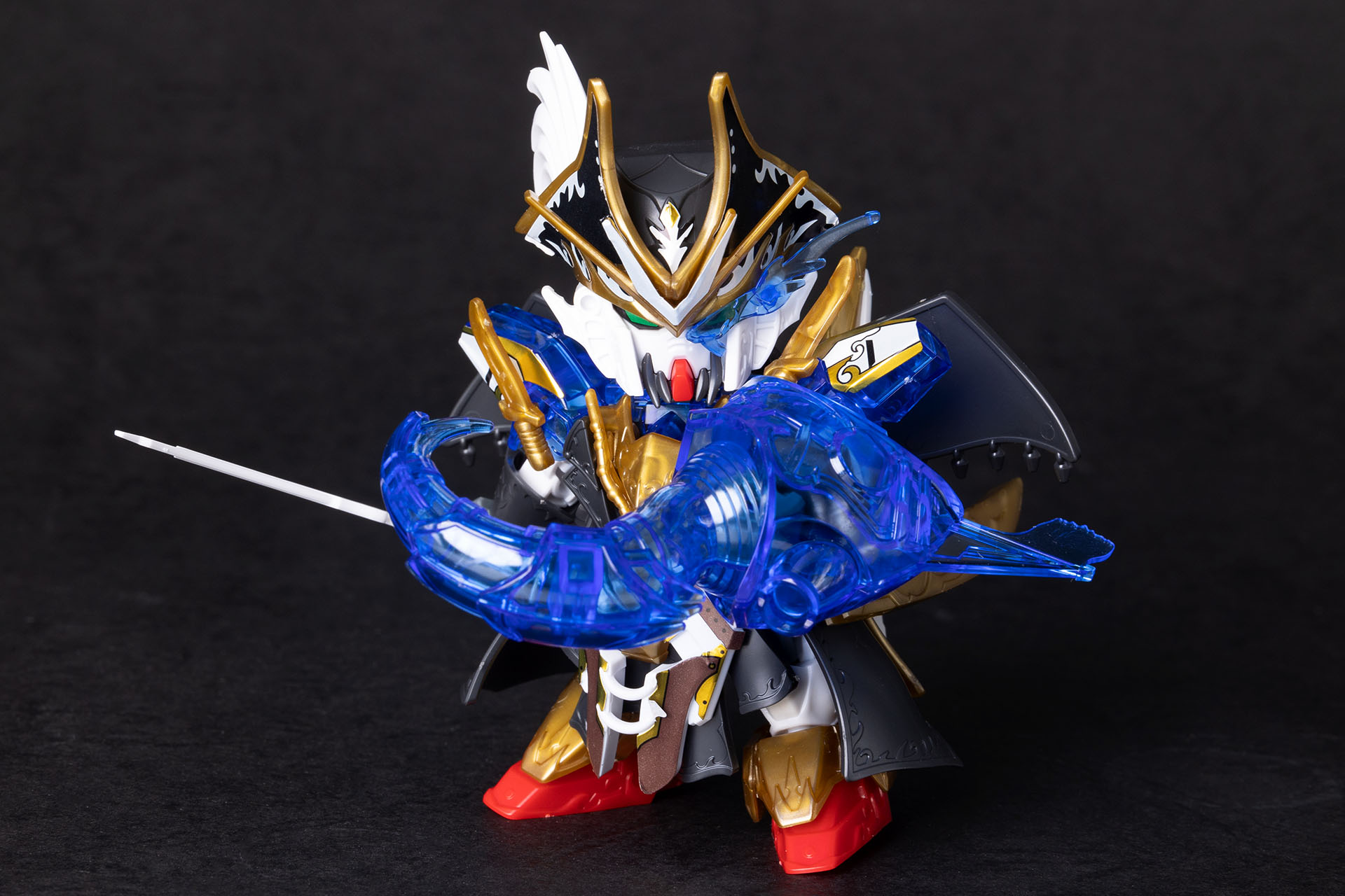 大型のクリアパーツを取り付けて、必殺技のシーンを再現することができる。