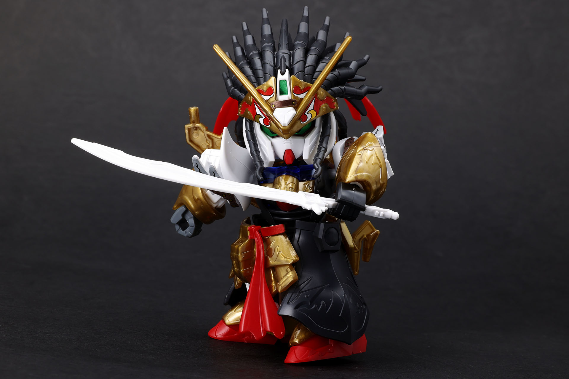 サーベルを左手に持たせたところ。