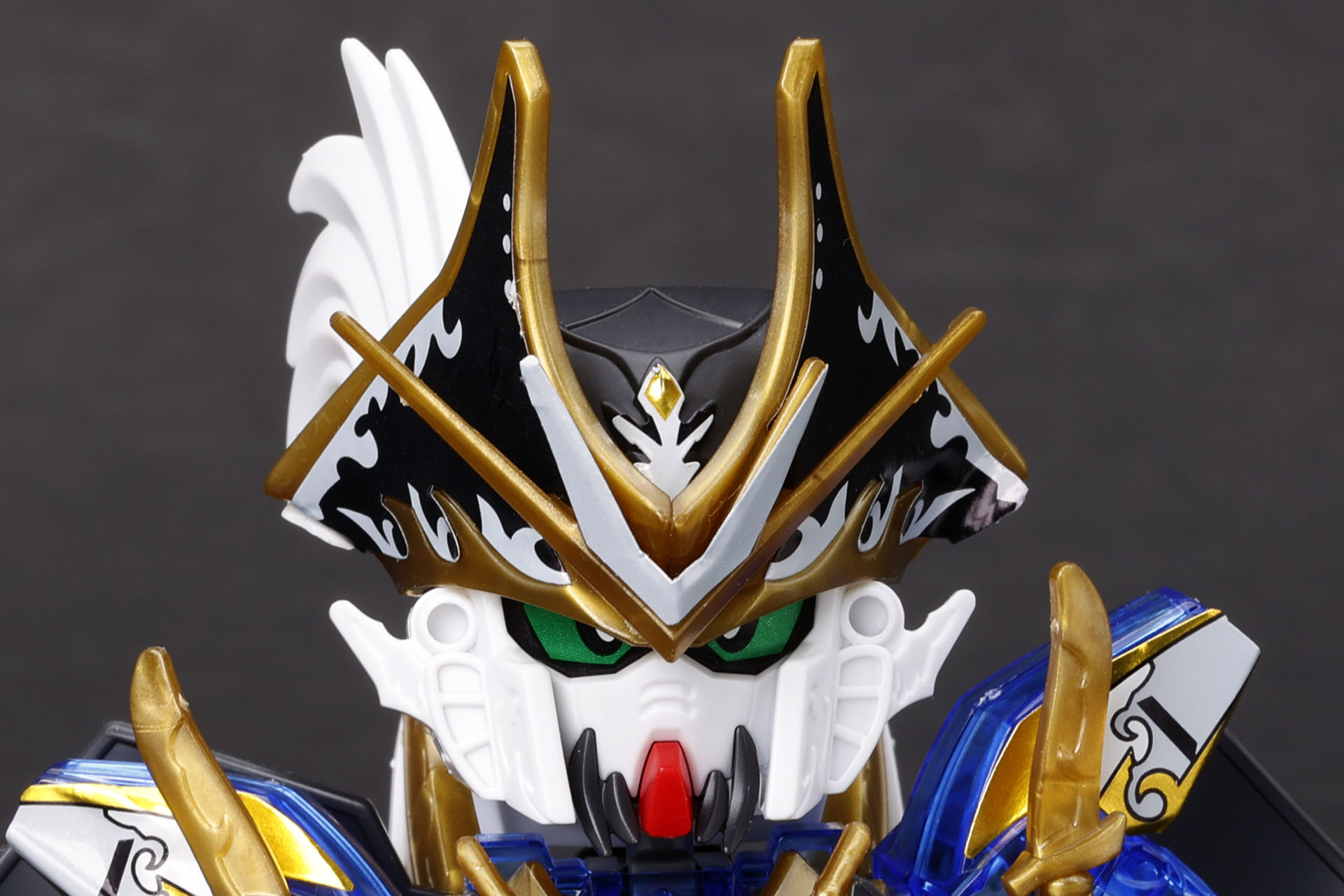 V字のアンテナを2つ重ねたようなデザインはV2ガンダム特有のもの。