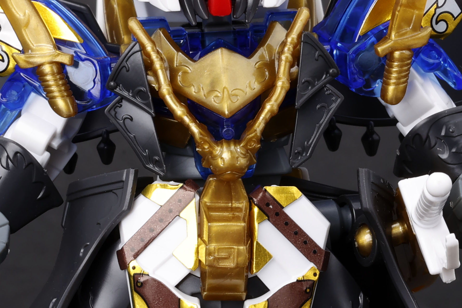 胸部形状は流線形で青と金のカラーリング。V2ガンダムのハンガーに見られる意匠だ