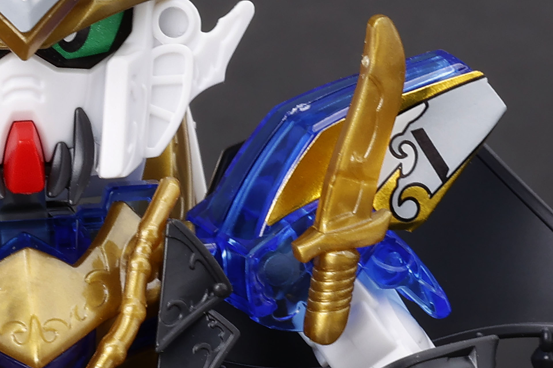 V2ガンダムの特徴的な肩部は箱形で外側に少し伸びた形状。ベンジャミンの肩部も同様で先端が白というカラーリングも忠実。