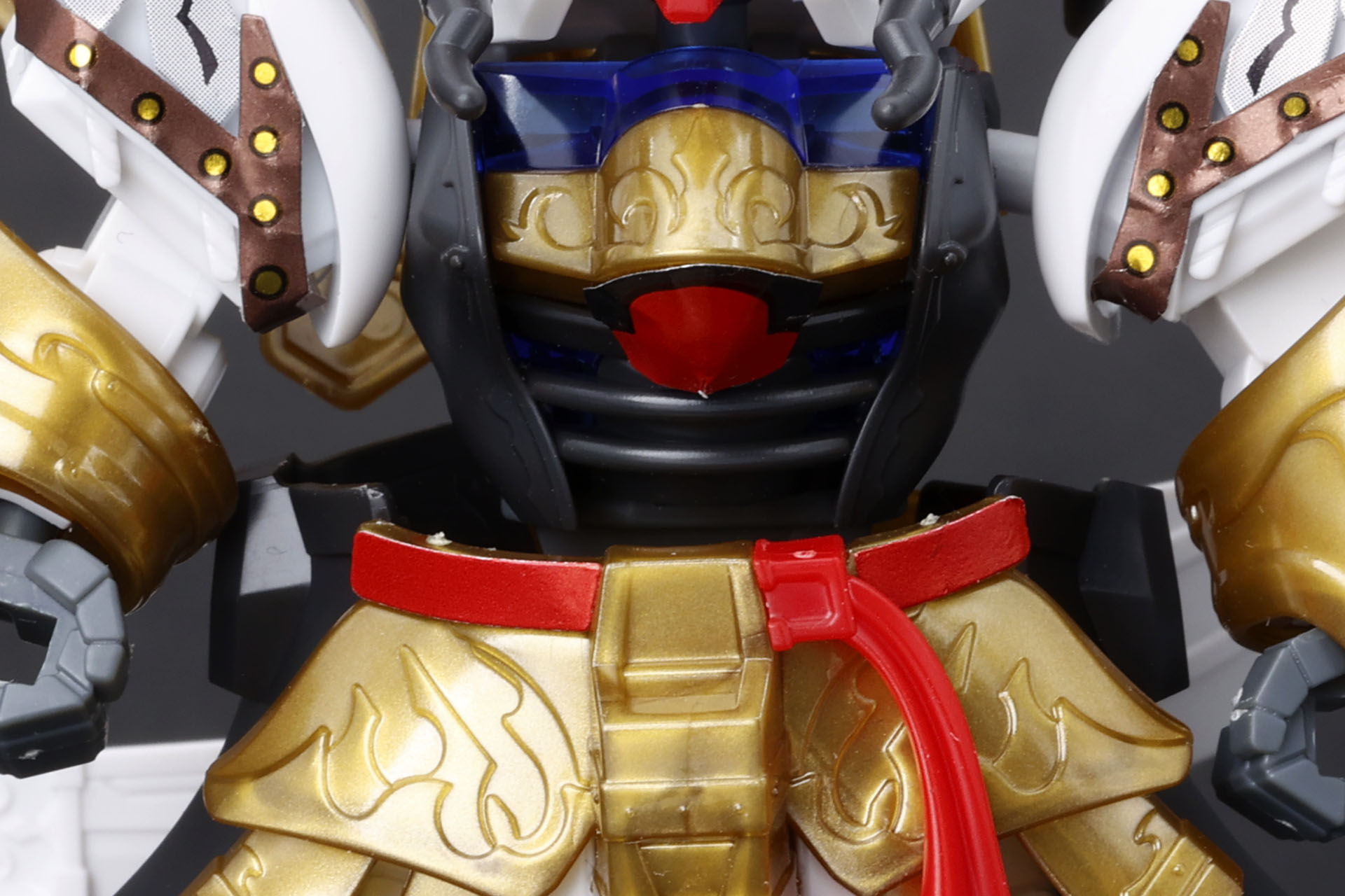 セカンドVのハンガーはVガンダムと共通。エドワードでは黒と金のアレンジで、モチーフの印象を残しつつも海賊らしさを強調している。