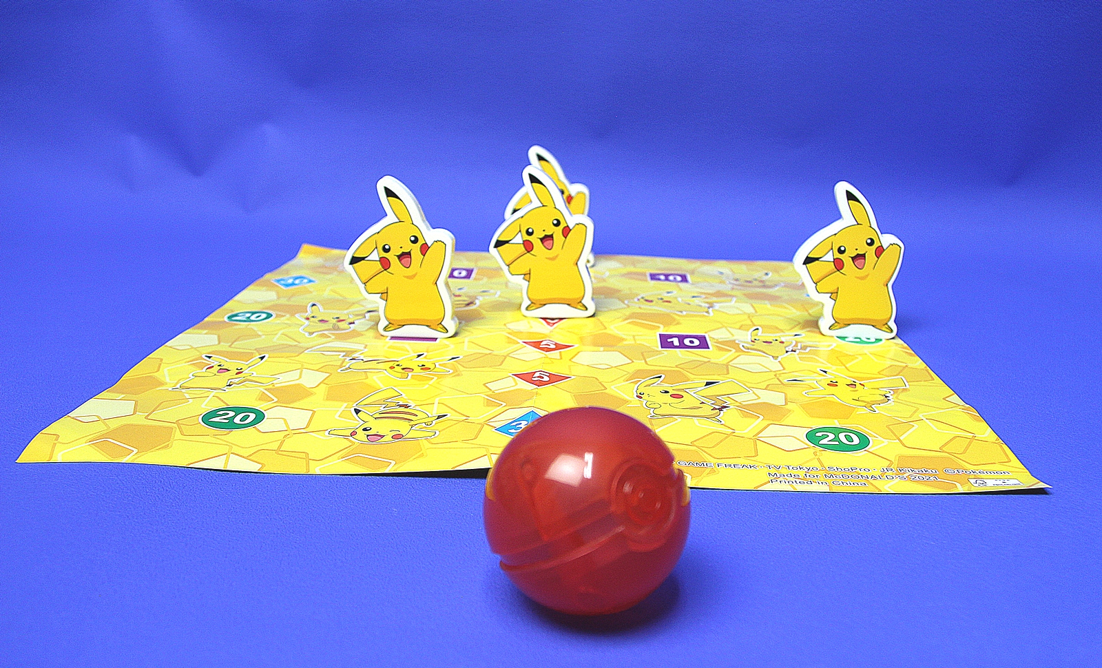 ボールをピカチュウめがけて転がしてみる