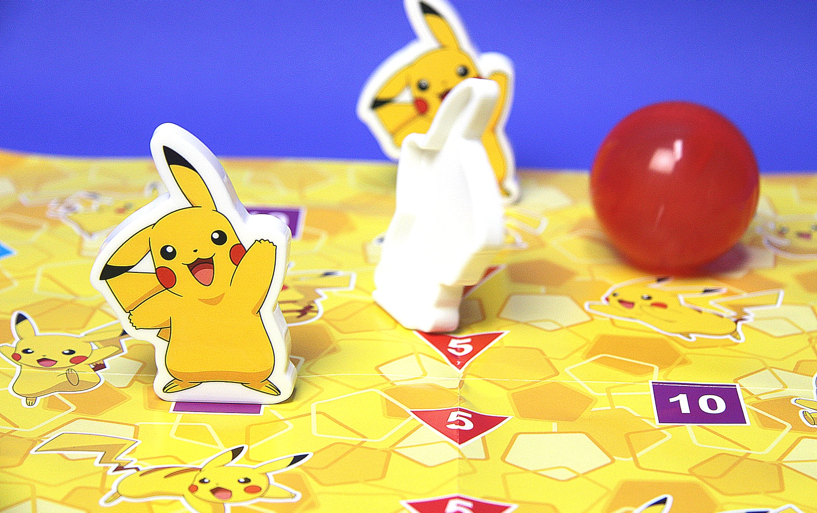 勢いよく投げないと、なかなか倒れない