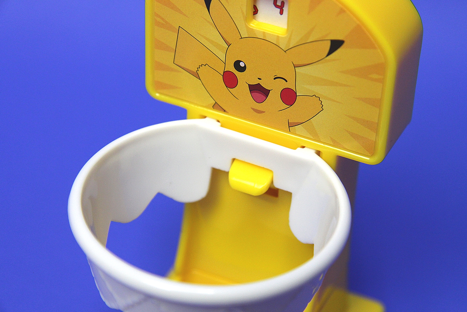 白いバスケット中央付近にある出っ張りにボールが当たるとカウントされる仕組み