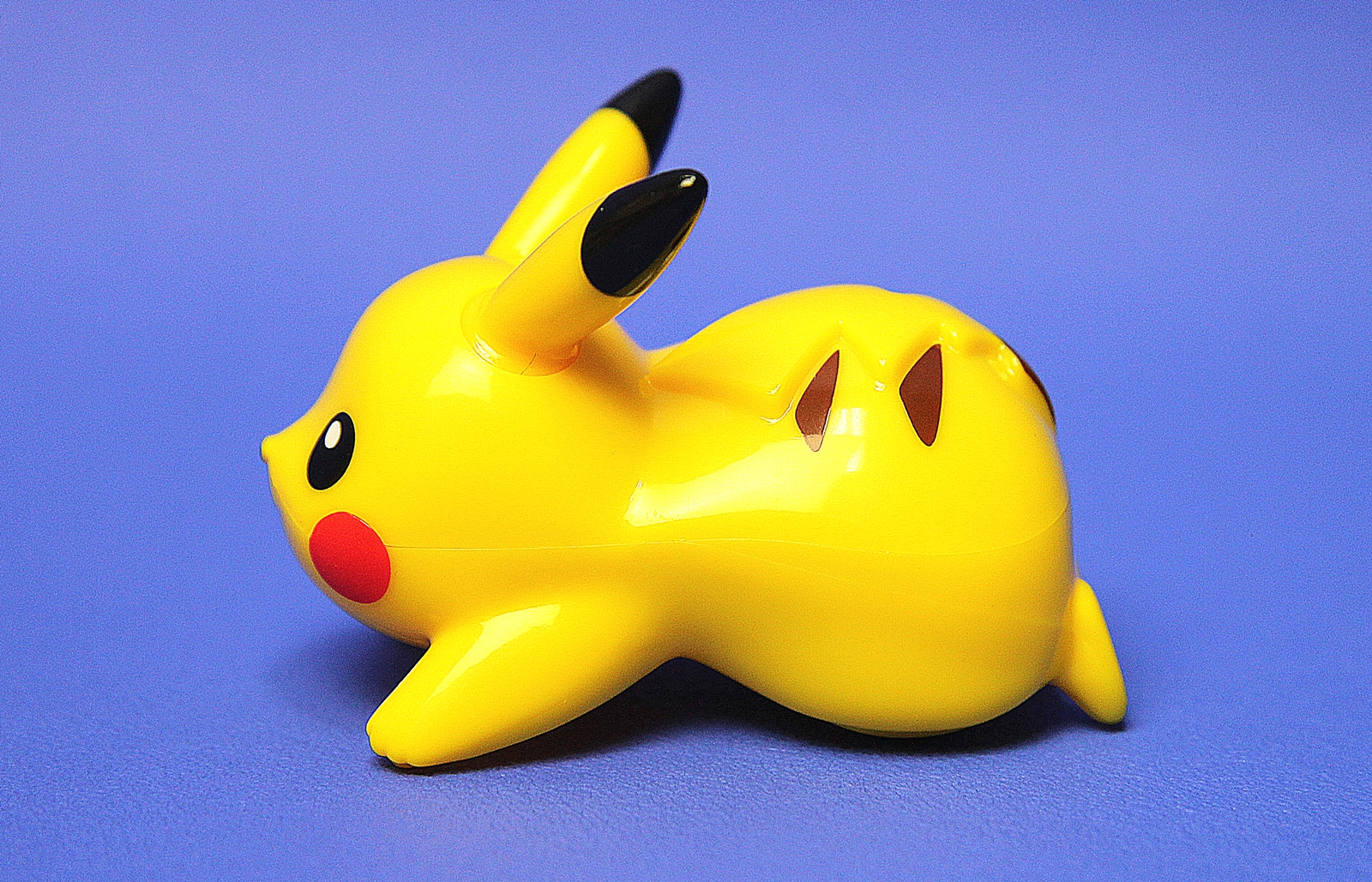 ピカチュウはプルバック式で自走する。裏面には車輪がついている