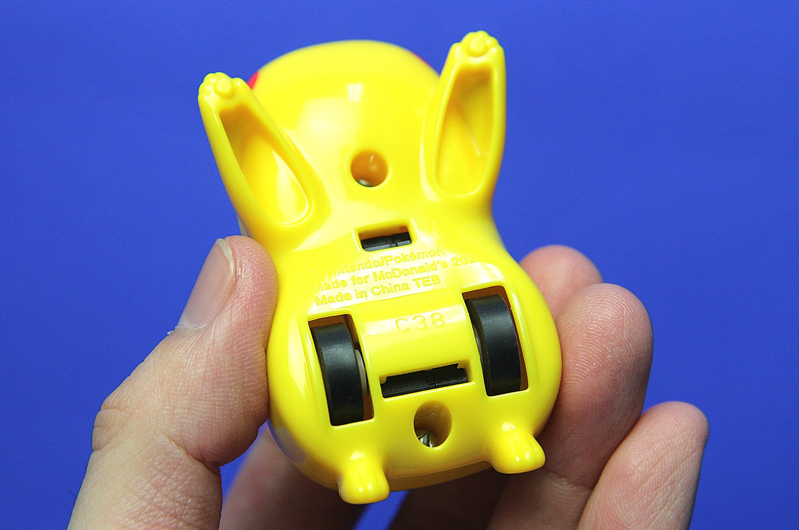 ピカチュウはプルバック式で自走する。裏面には車輪がついている