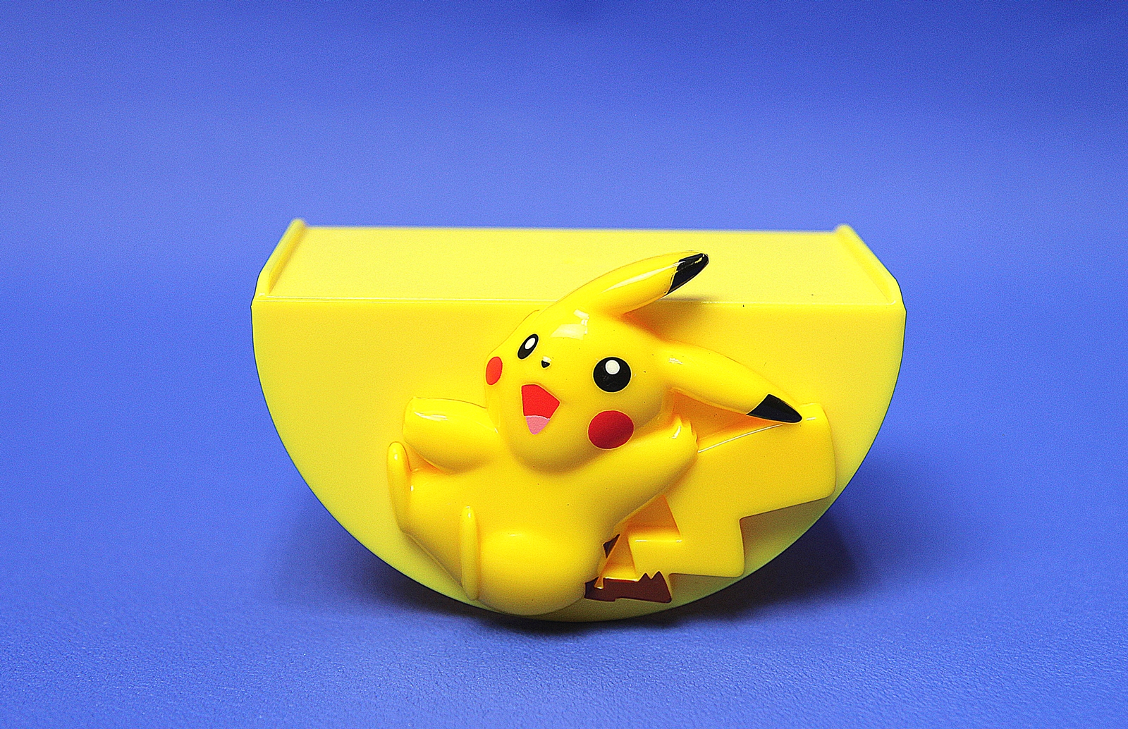 半円上のピカチュウの台座