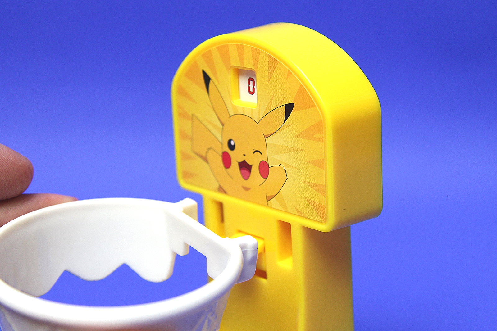 中央にある窪みにバスケットを取り付ける